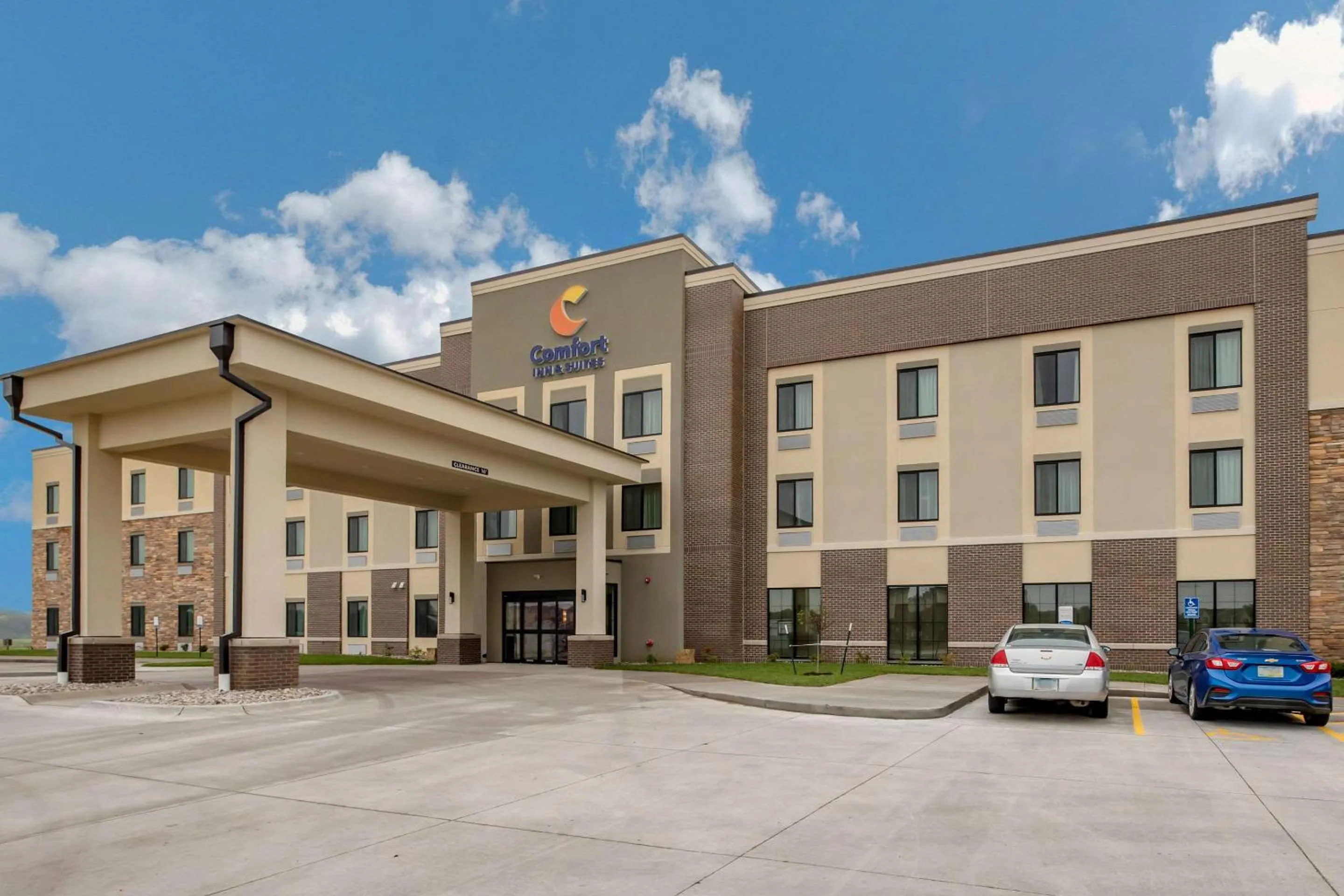 Property building in Comfort Inn & Suites Ames near ISU Campus