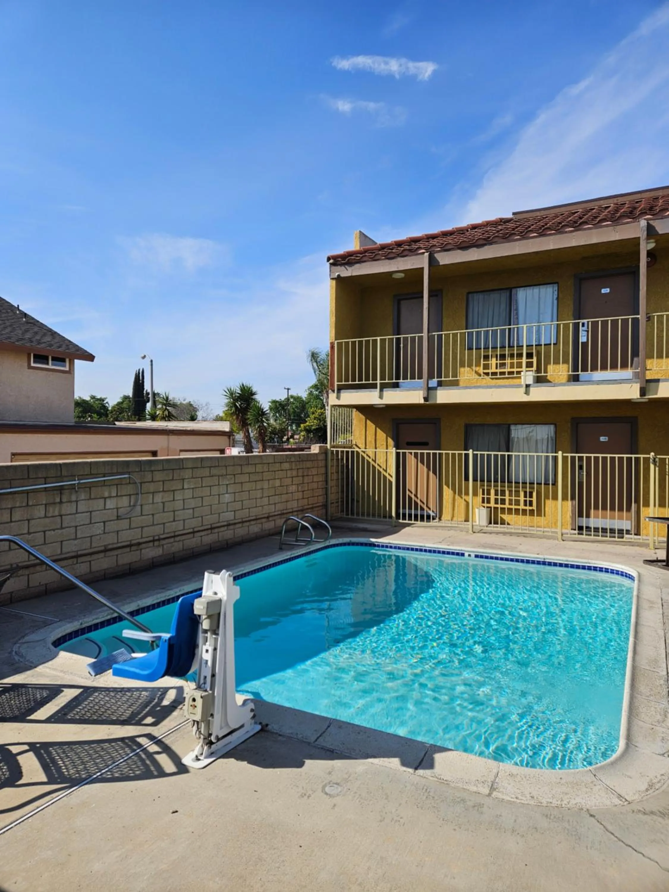Swimming pool in Fullerton Inn