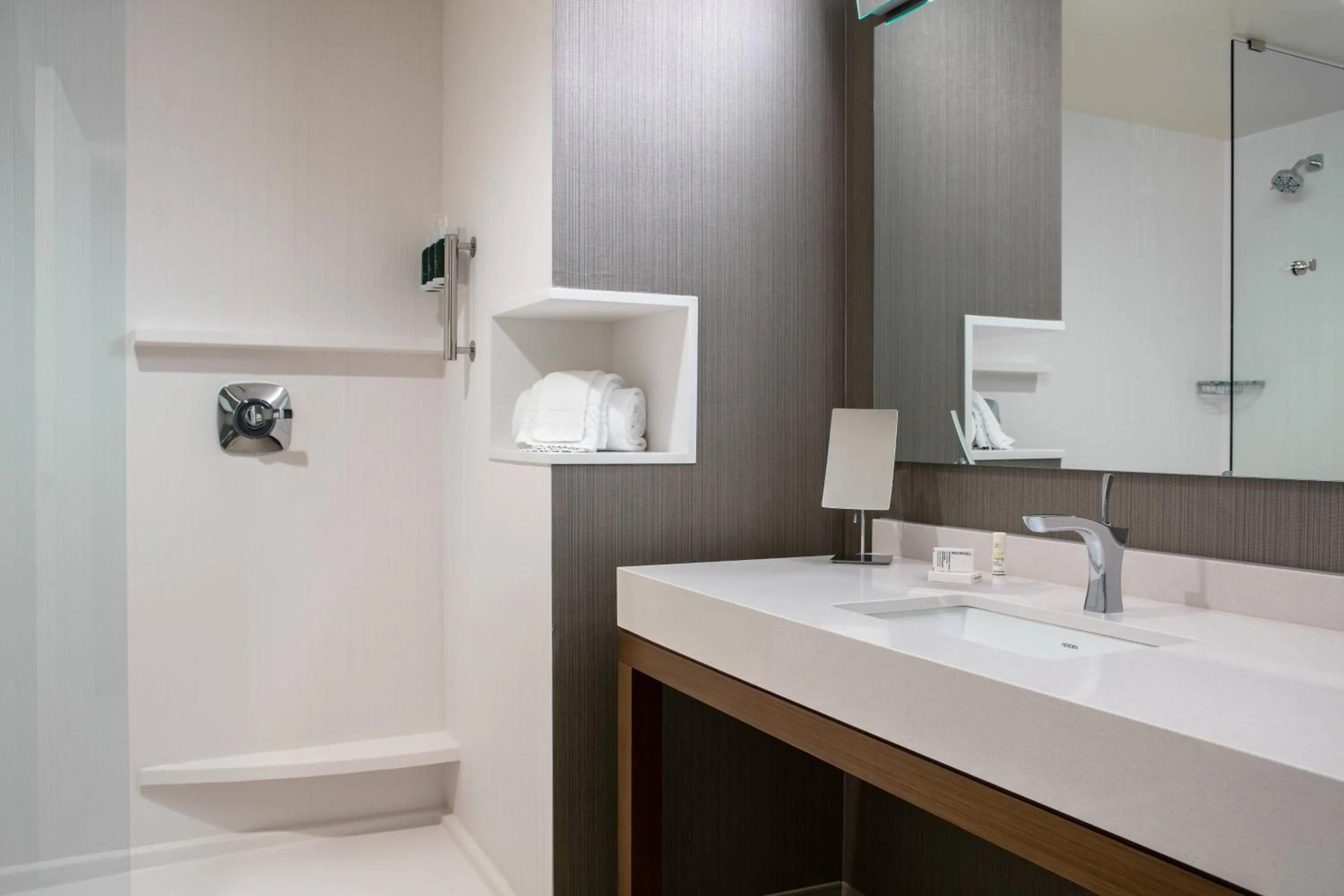 Bathroom in Courtyard Sioux City Downtown/Convention Center