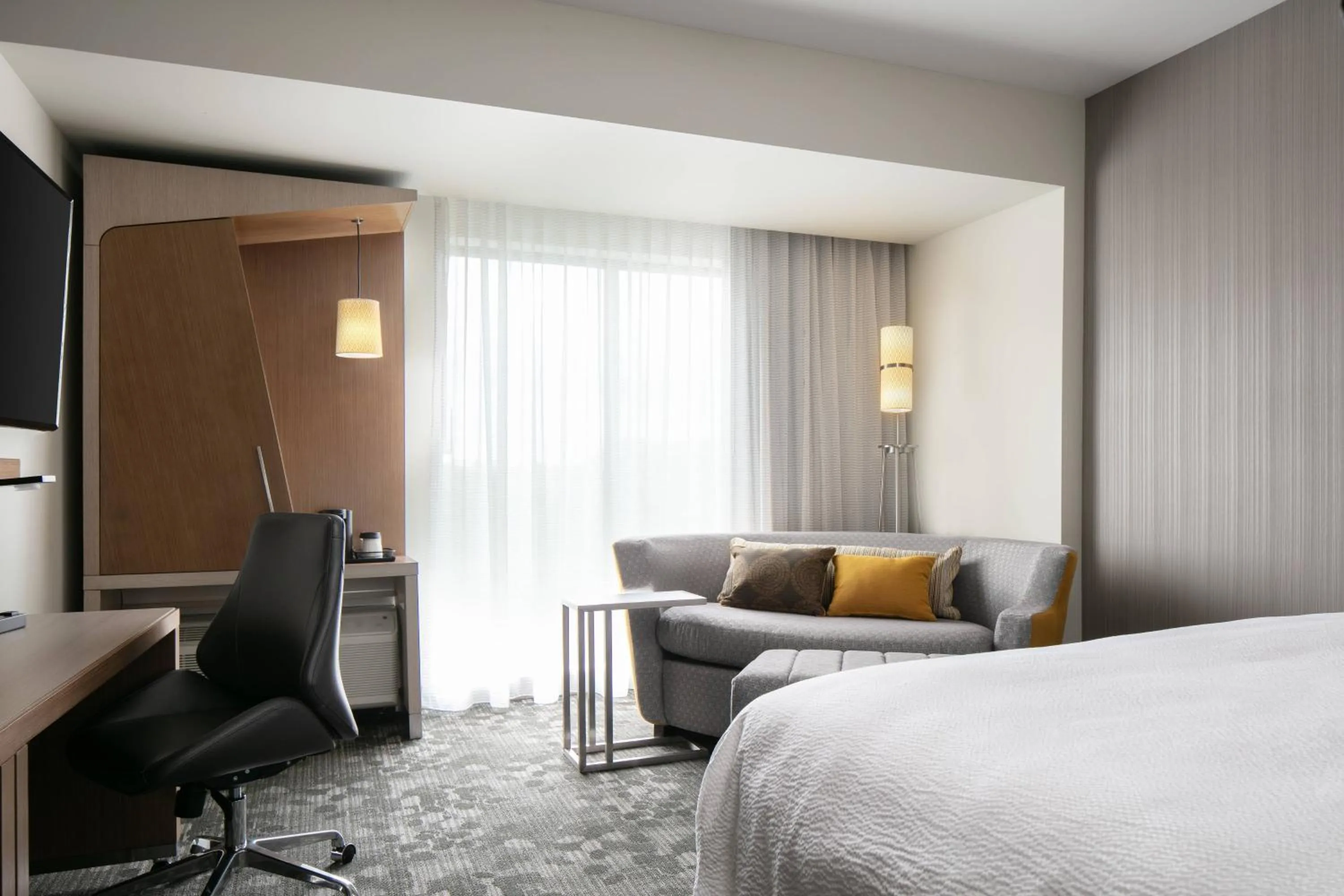 Photo of the whole room, Bed in Courtyard Sioux City Downtown/Convention Center