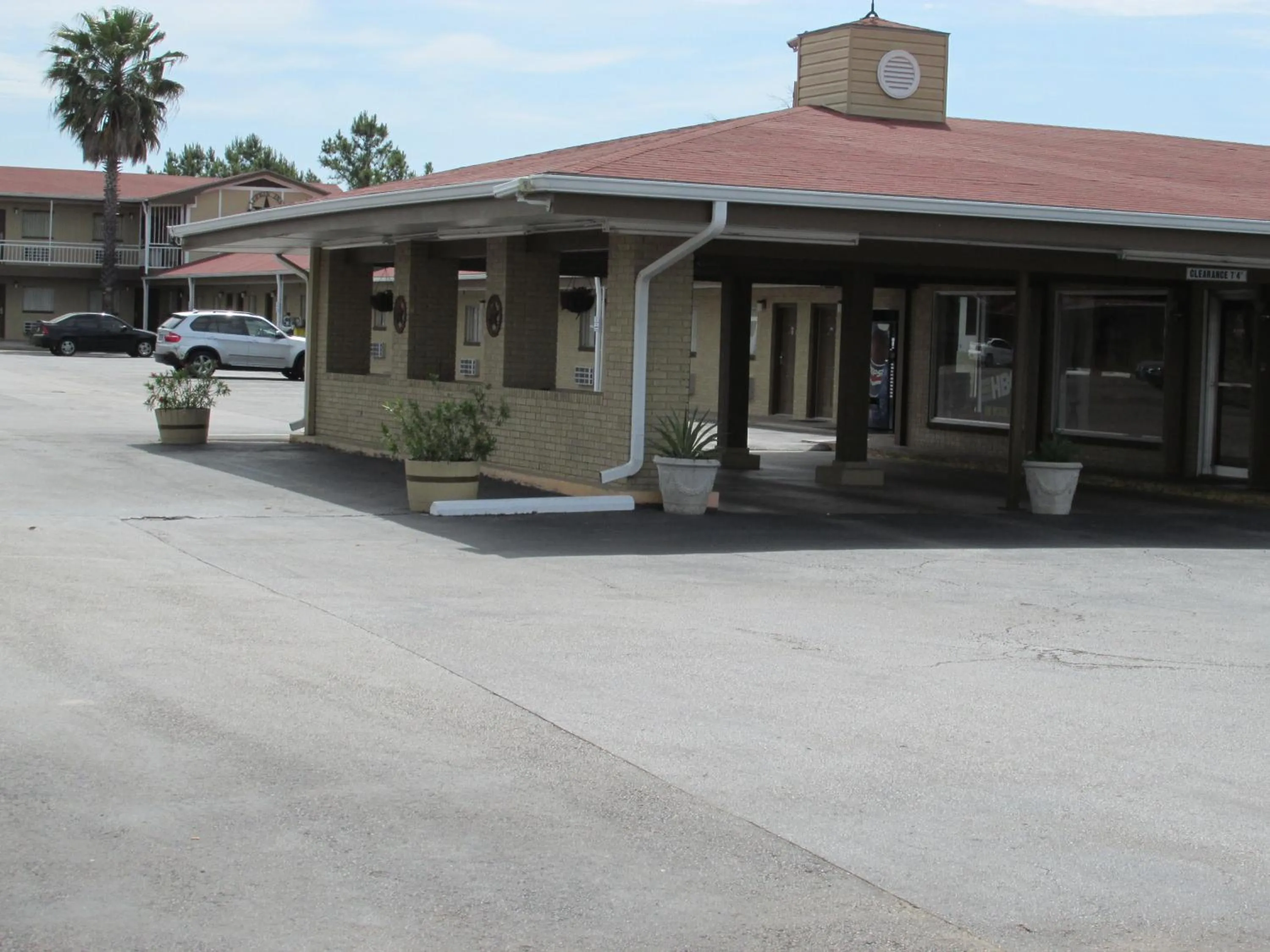 Facade/entrance in Lufkin Inn