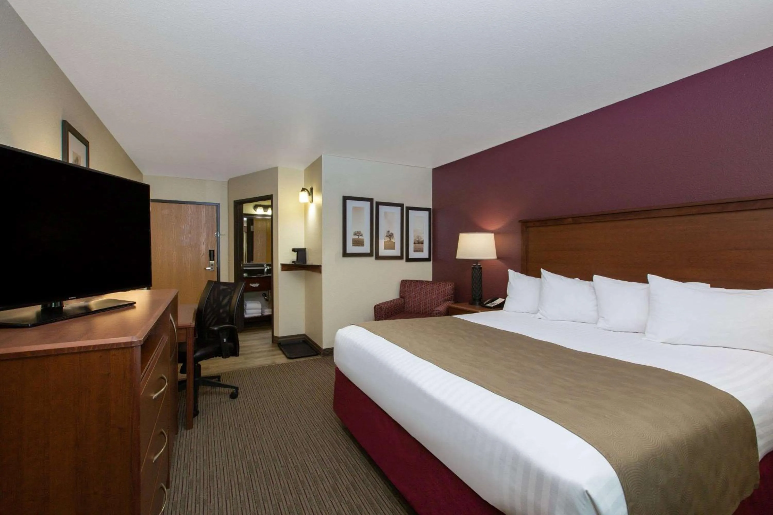 Photo of the whole room, Bed in AmericInn by Wyndham Merrill