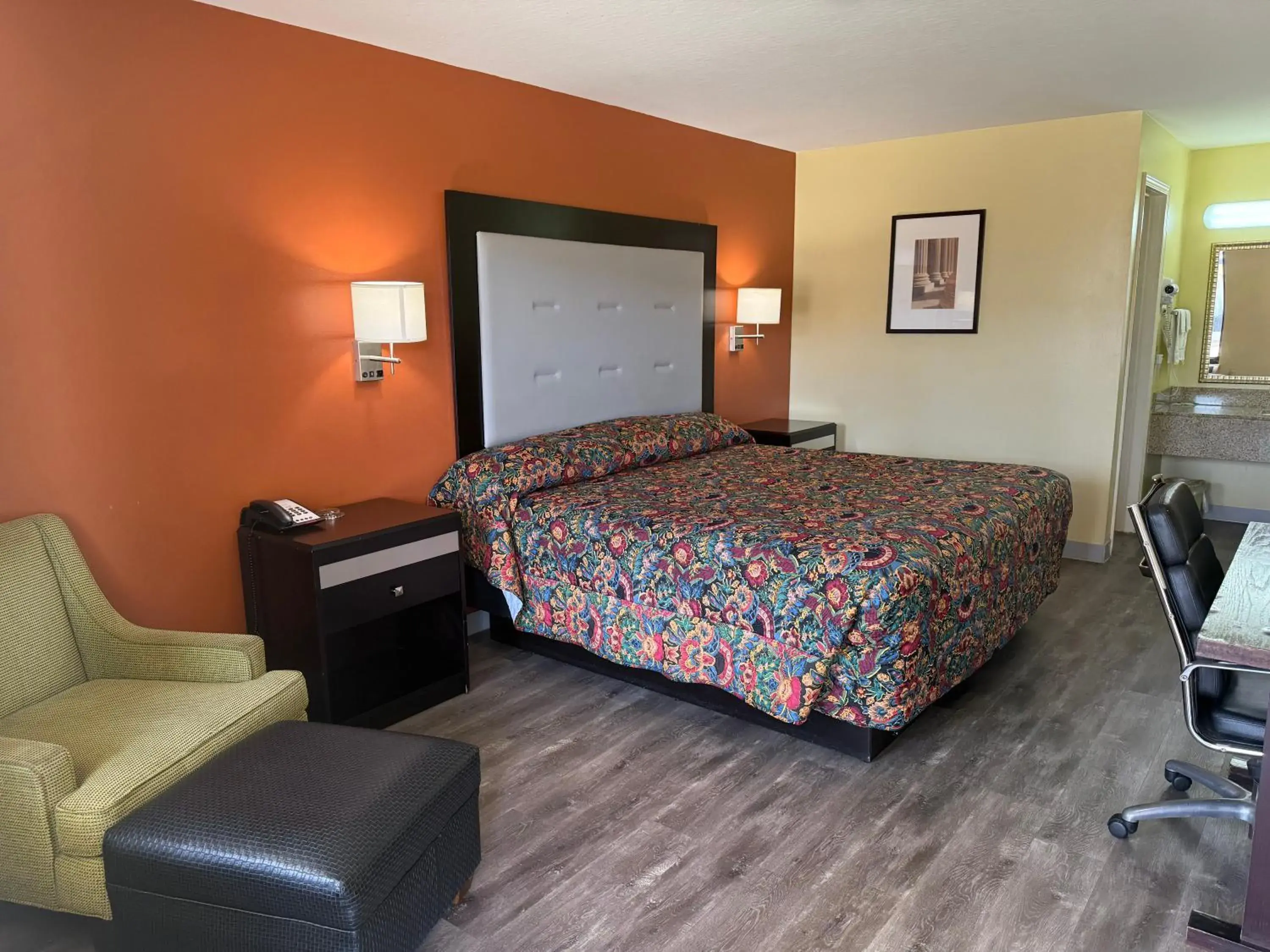 King Room - Smoking in Liberty Inn - Collins King Room - Smoking in Liberty Inn - Collins