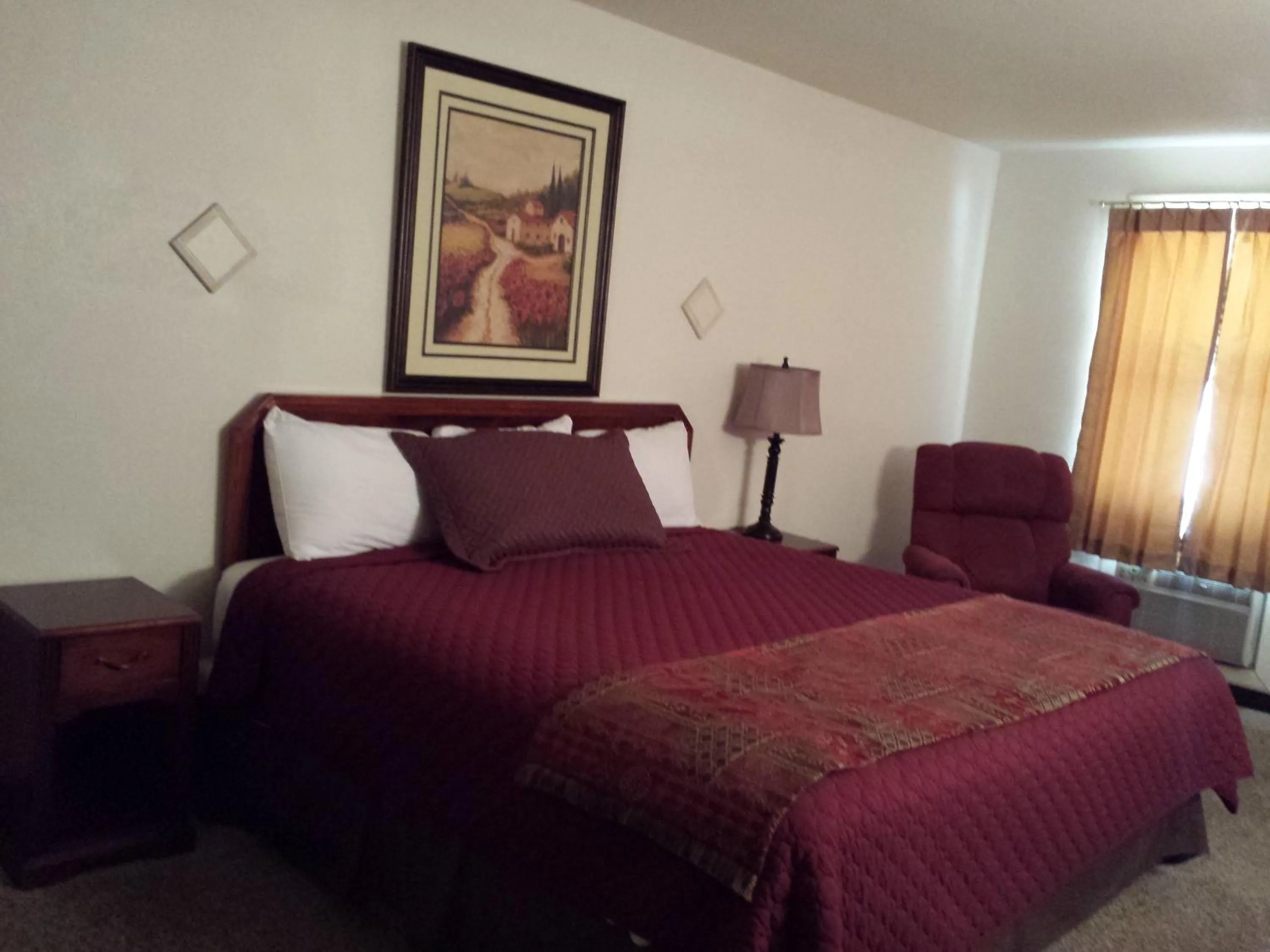 Photo of the whole room, Bed in West Plains Motel