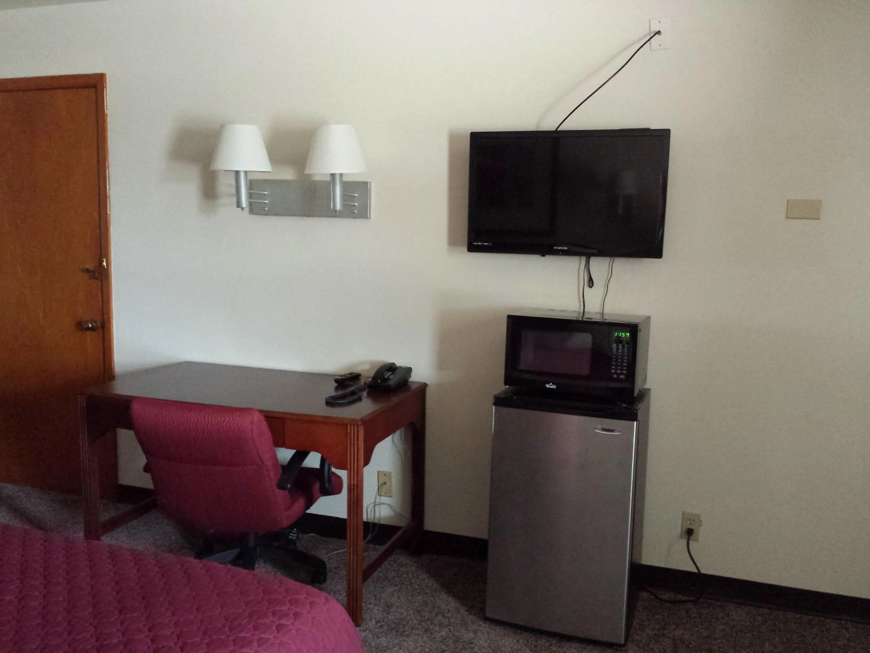 TV and multimedia in West Plains Motel