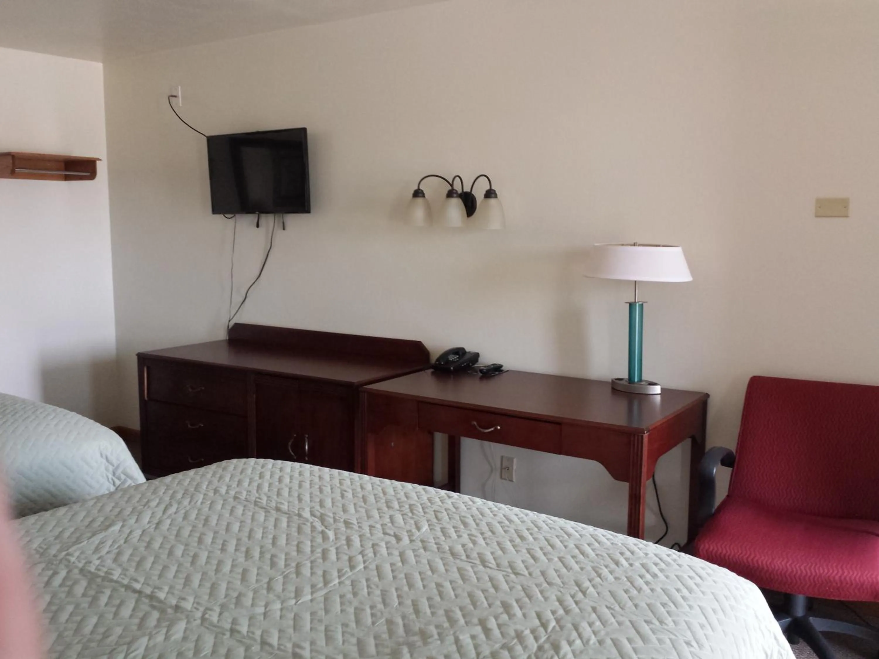 TV and multimedia, Bed in West Plains Motel