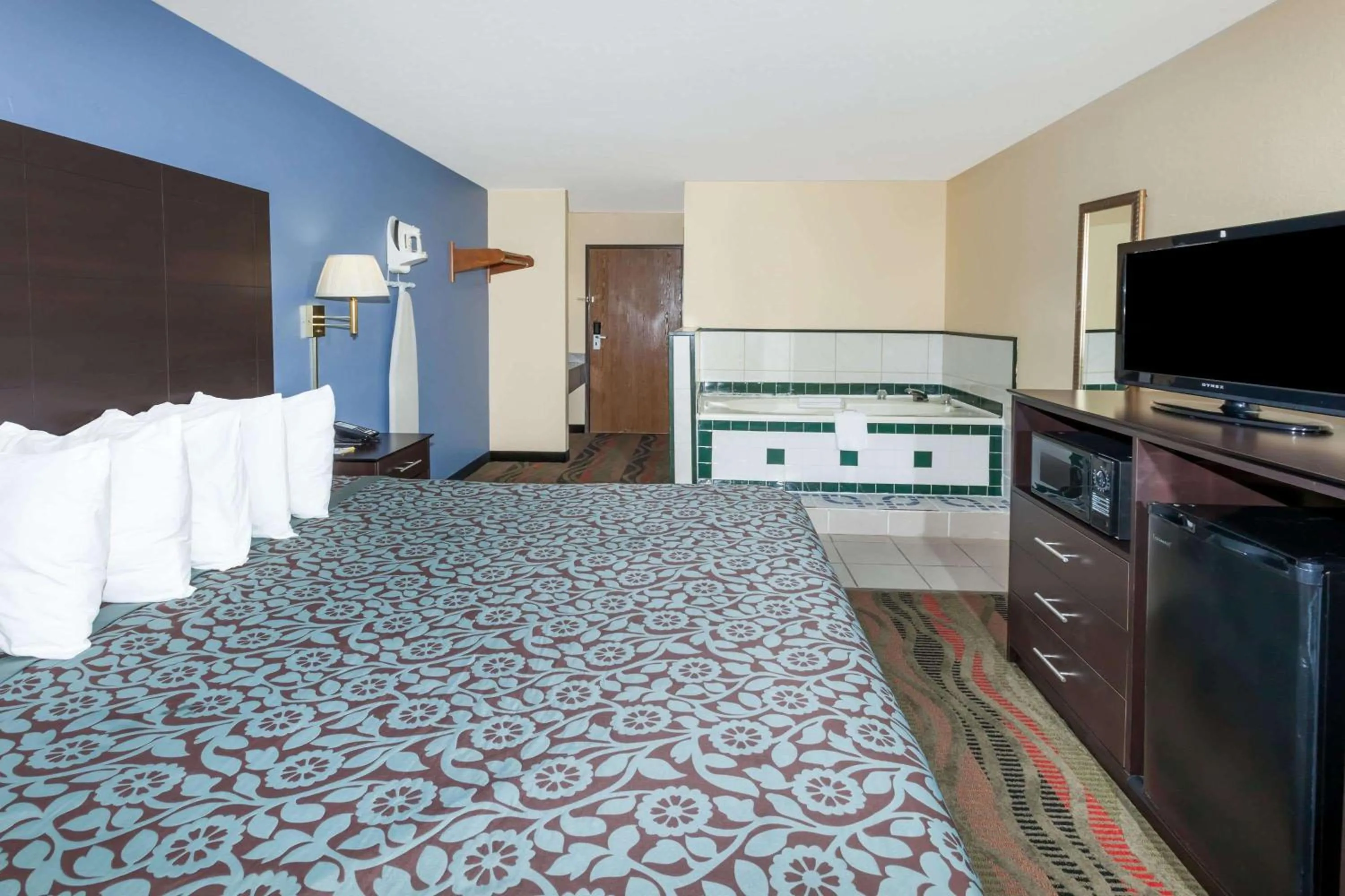 Photo of the whole room, Bed in Days Inn by Wyndham Springfield
