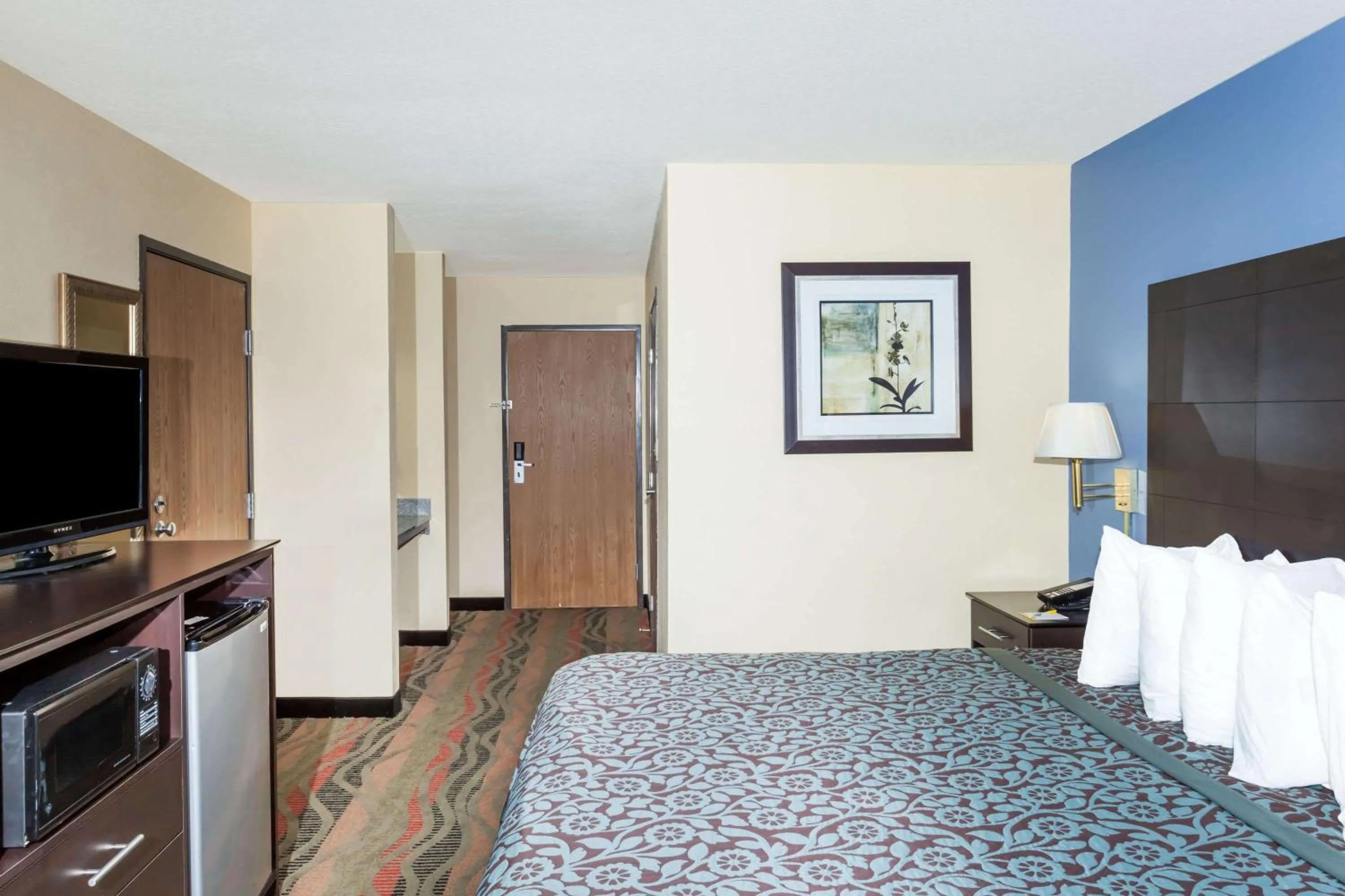 Photo of the whole room, Bed in Days Inn by Wyndham Springfield