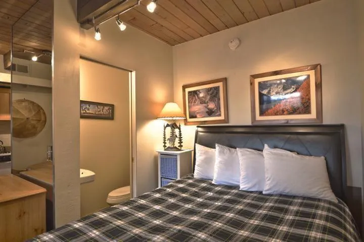 Bed in Aspenwood - CoralTree Residence Collection