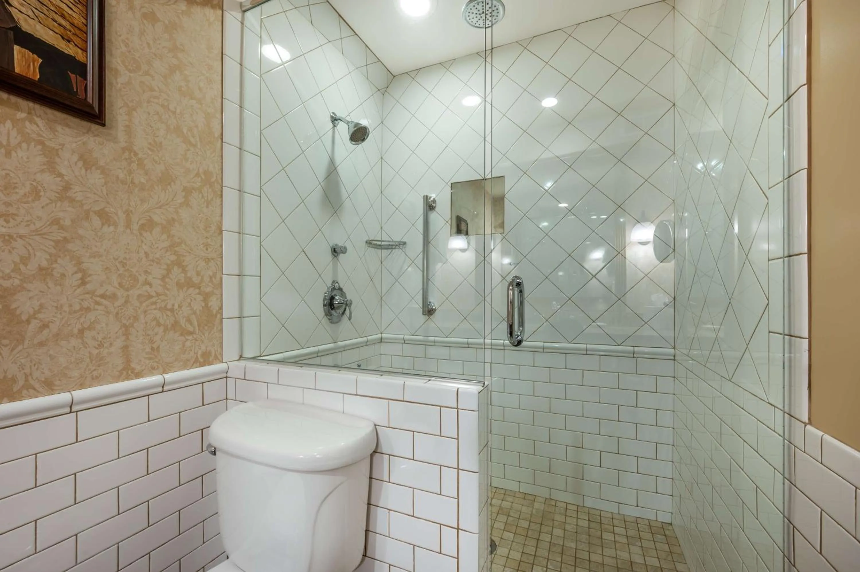 Bathroom in Best Western Premier Mariemont Inn