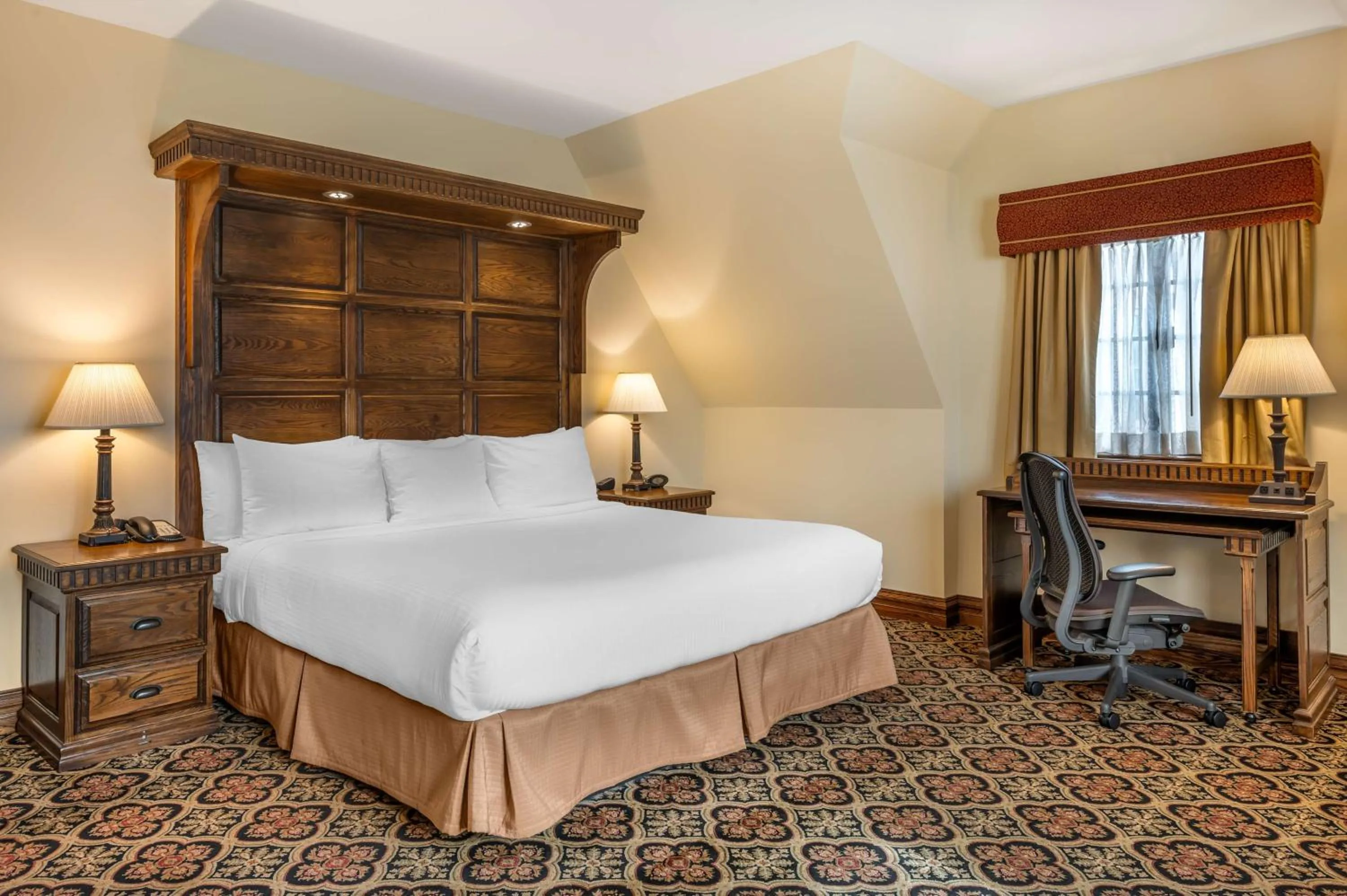 Bedroom, Bed in Best Western Premier Mariemont Inn