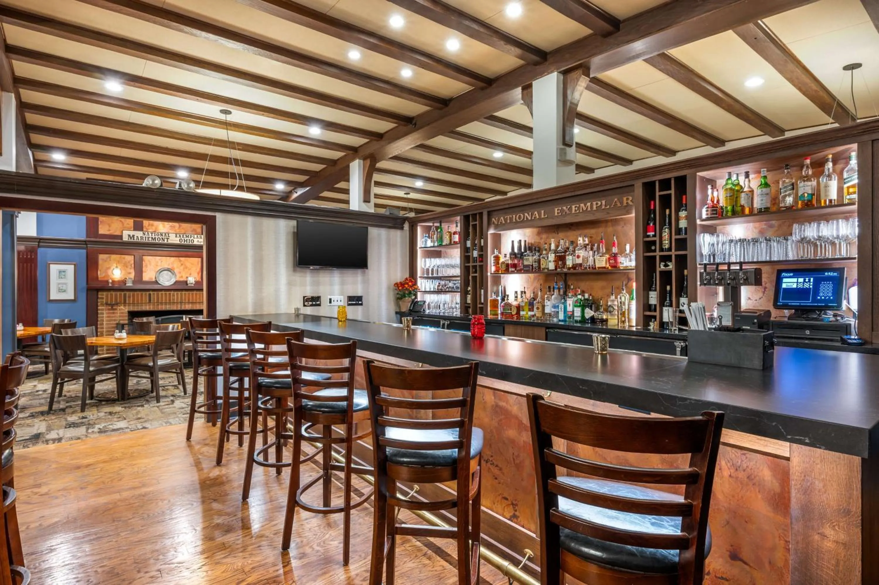 Lounge or bar in Best Western Premier Mariemont Inn