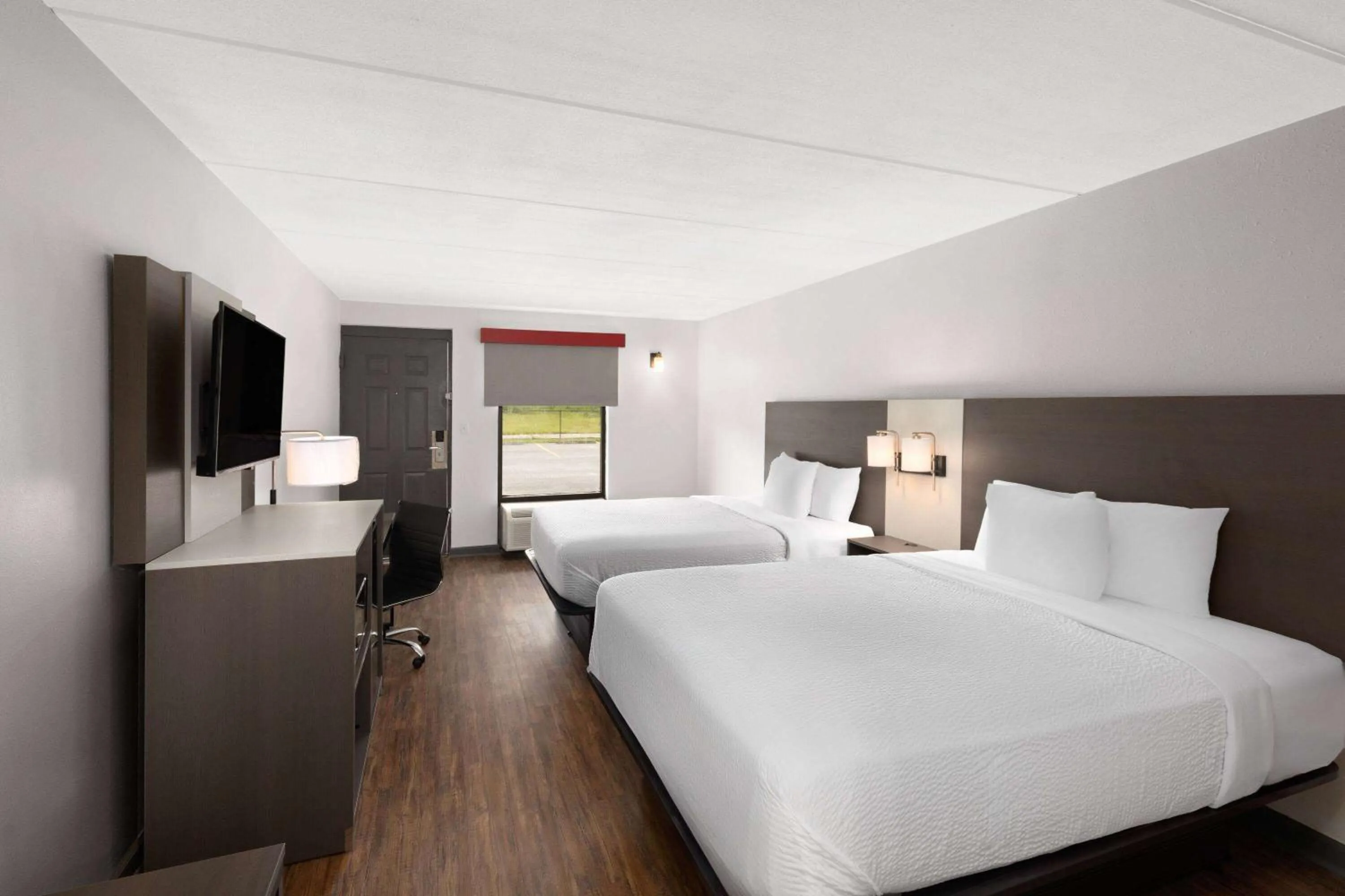 Photo of the whole room, Bed in Ramada by Wyndham Bainbridge