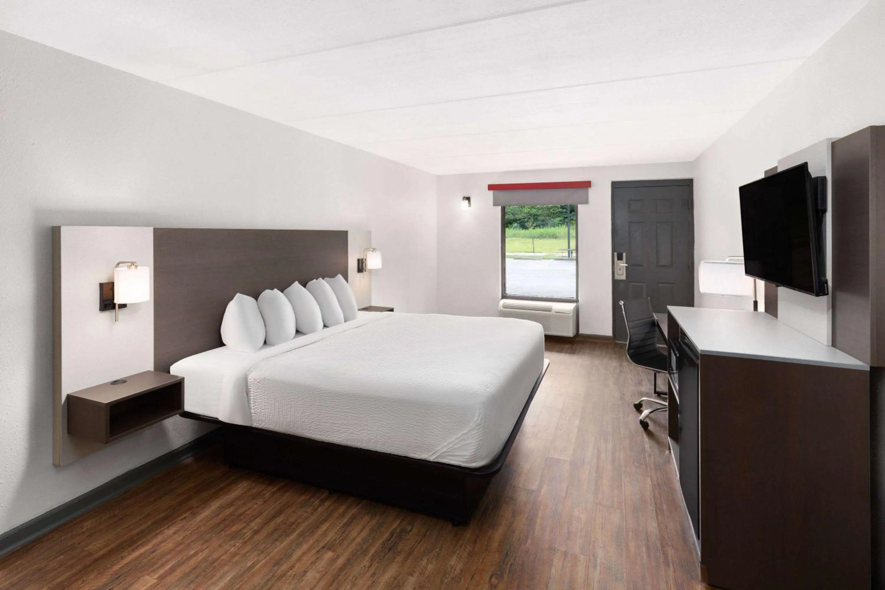 Photo of the whole room, Bed in Ramada by Wyndham Bainbridge