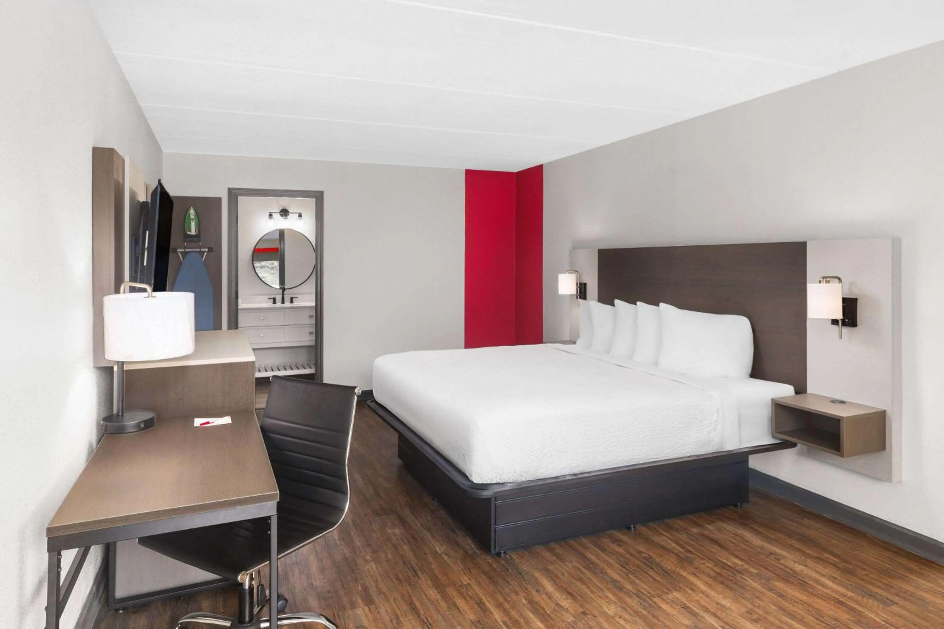 Photo of the whole room, Bed in Ramada by Wyndham Bainbridge