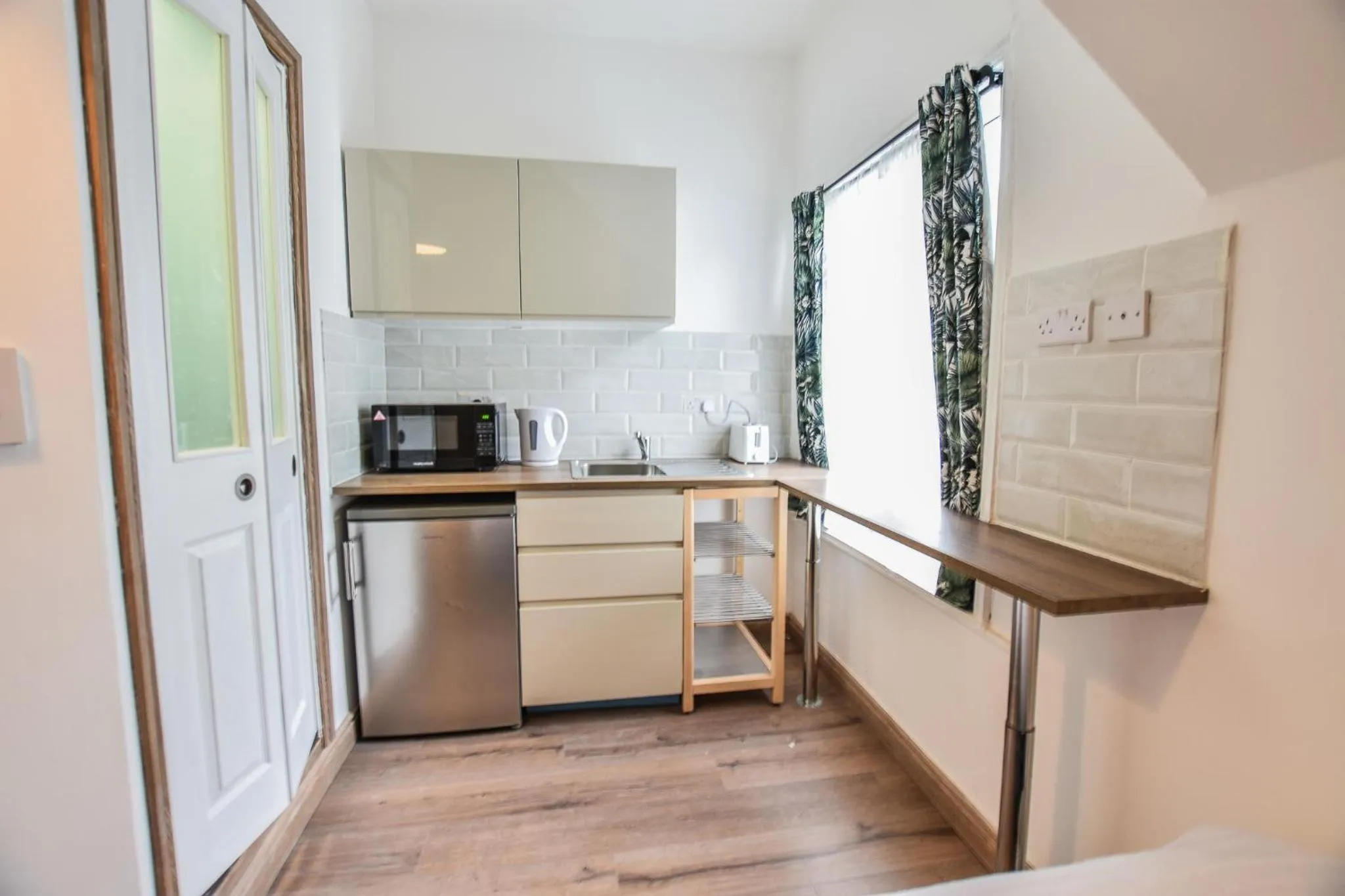 Kitchen or kitchenette in Regency GuestHouse Manchester North