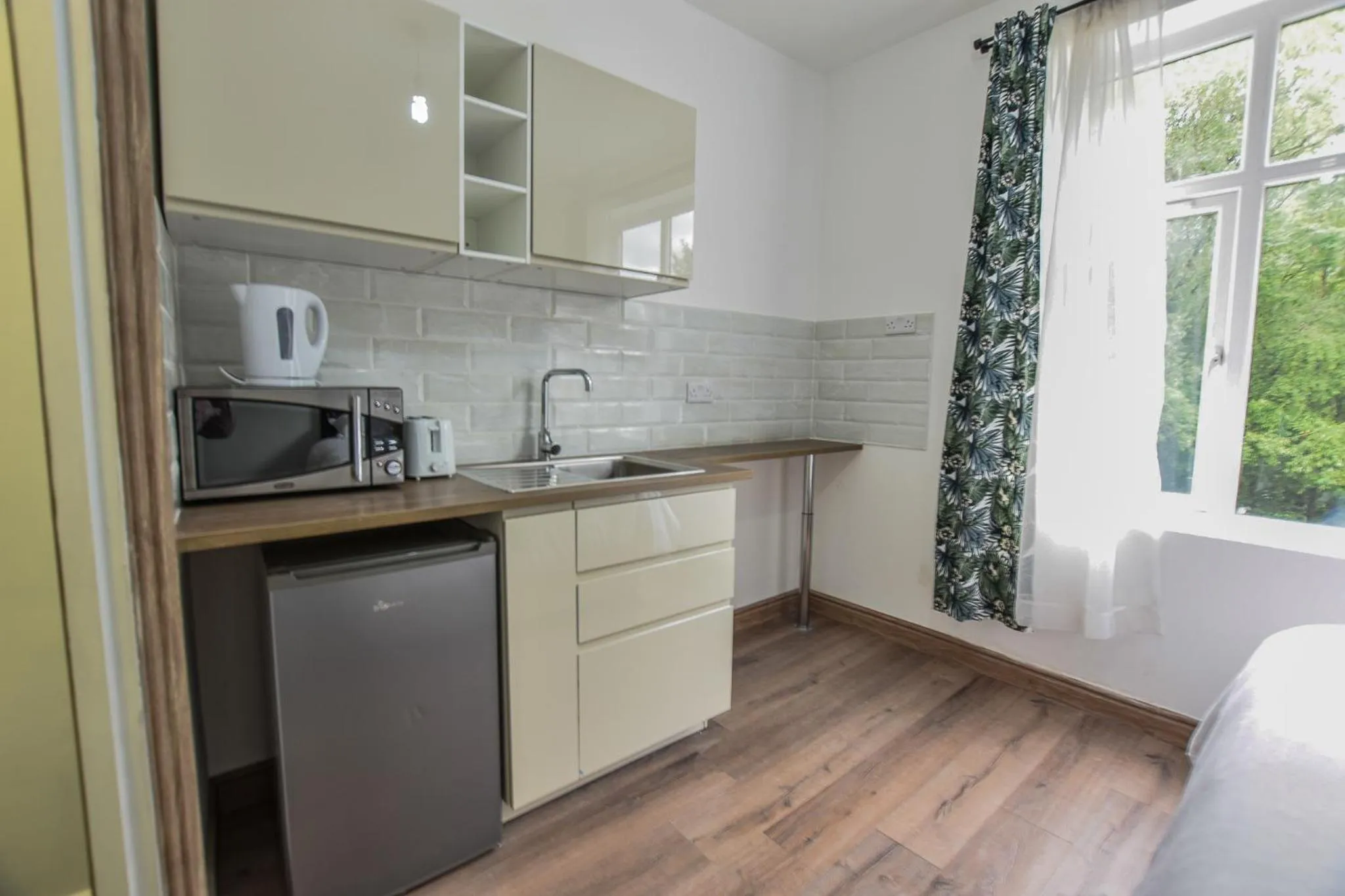 Kitchen or kitchenette in Regency GuestHouse Manchester North