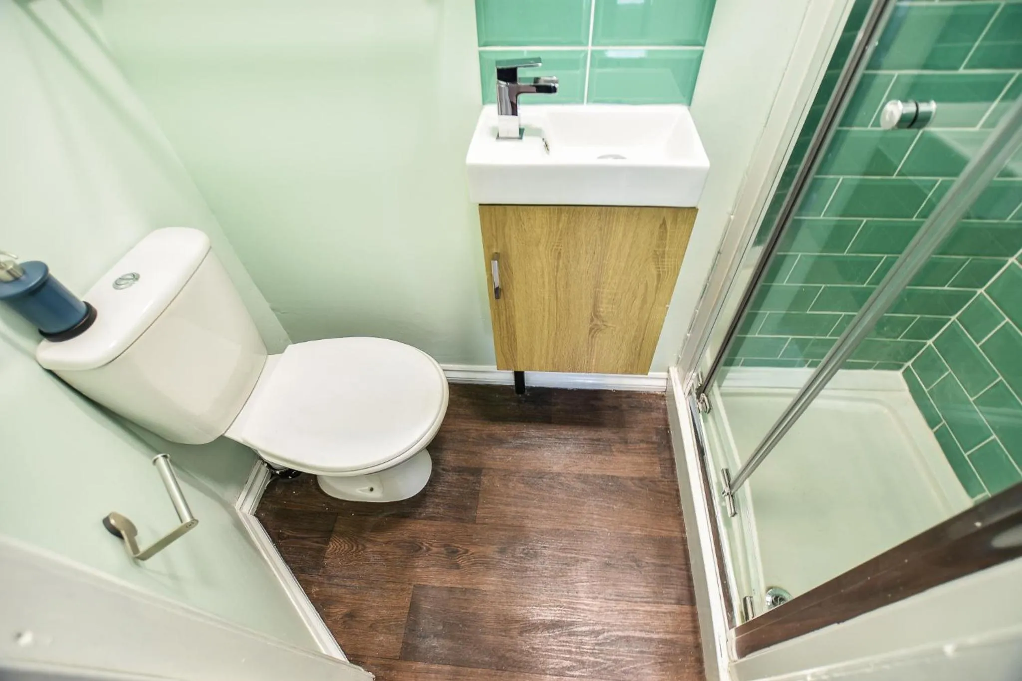 Shower in Regency GuestHouse Manchester North