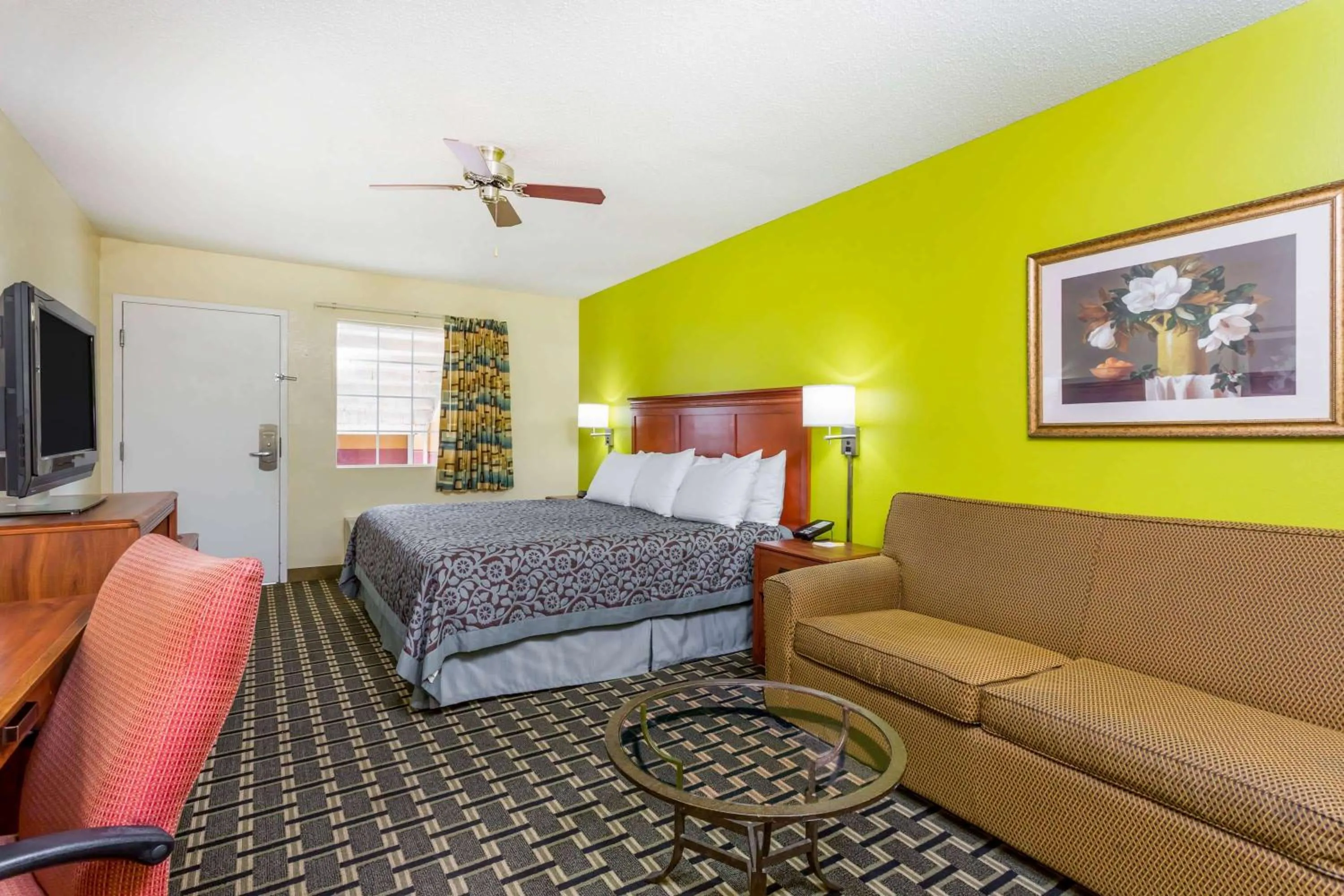 Bedroom, Bed in Days Inn by Wyndham Trenton