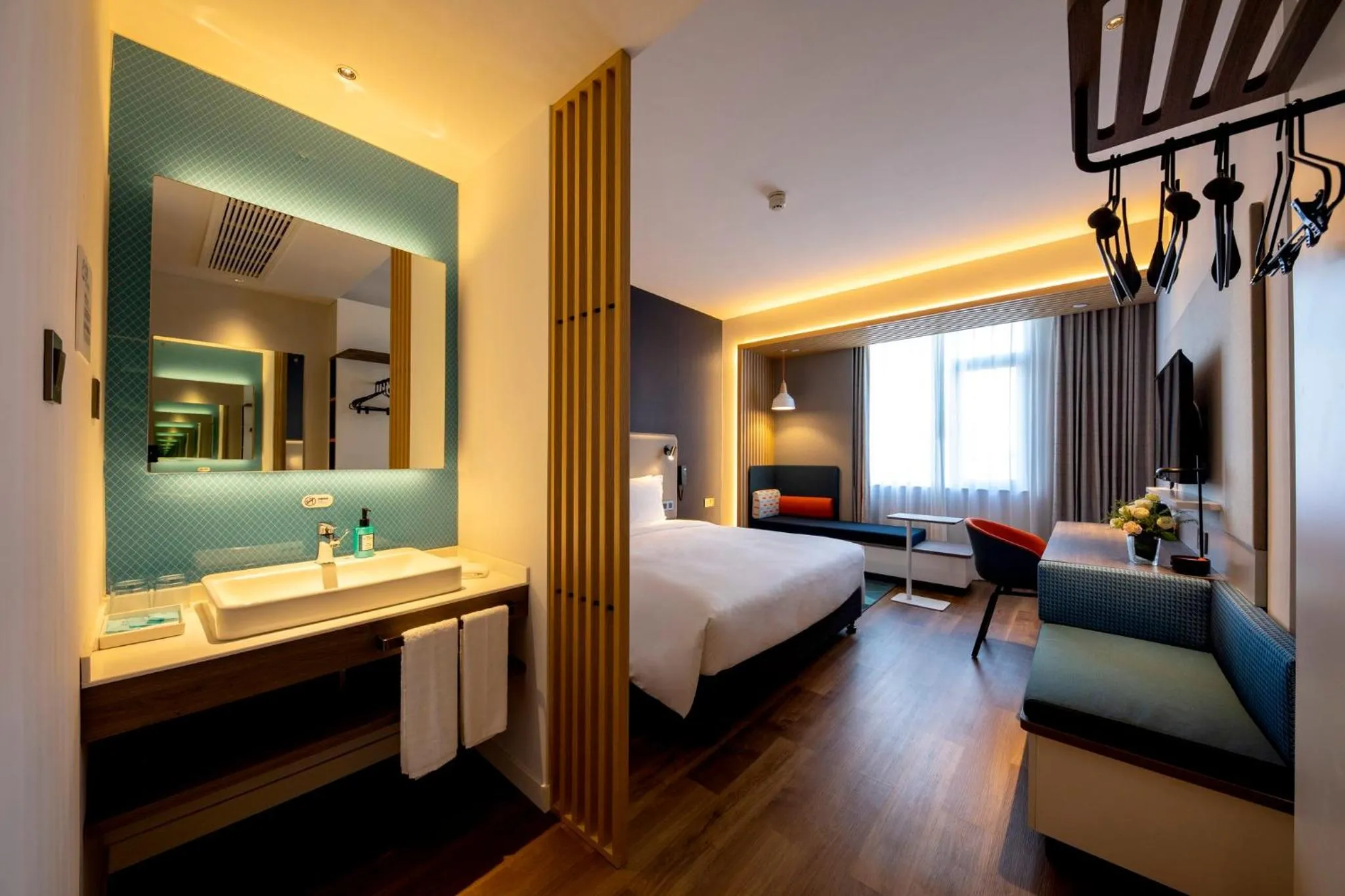 Photo of the whole room, Bed in Holiday Inn Express Shanghai Jiading New City by IHG