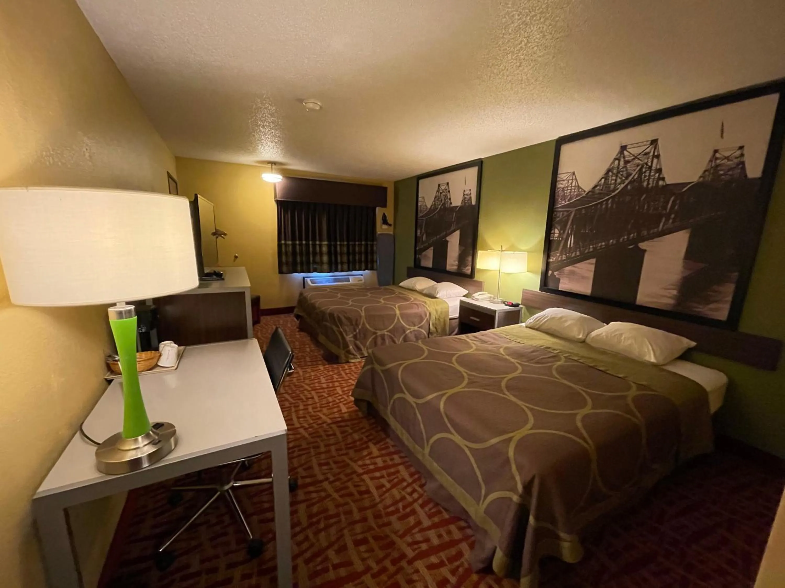 Living room, Bed in Super 8 by Wyndham Van Buren/Ft. Smith Area