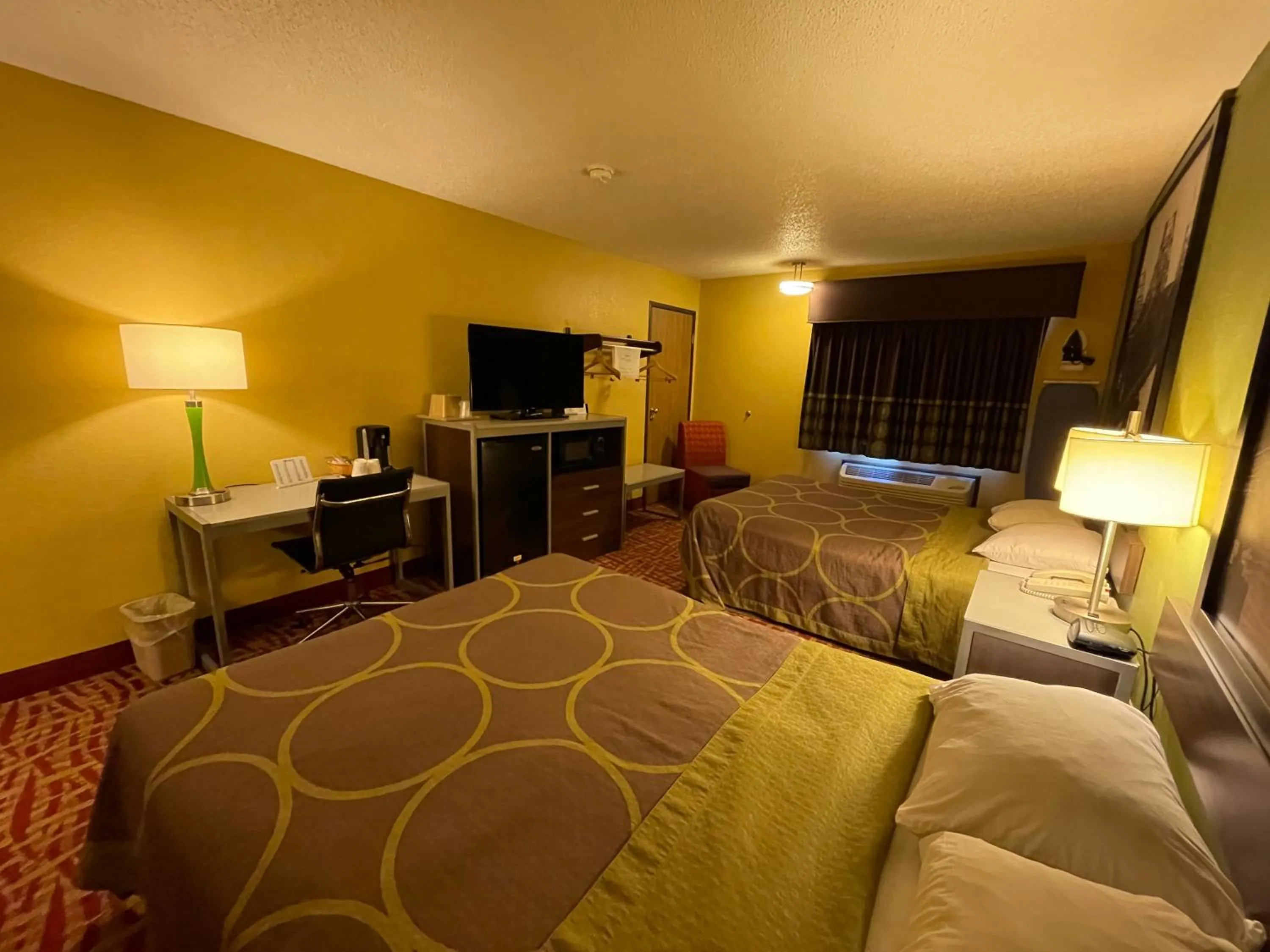 Living room, Bed in Super 8 by Wyndham Van Buren/Ft. Smith Area