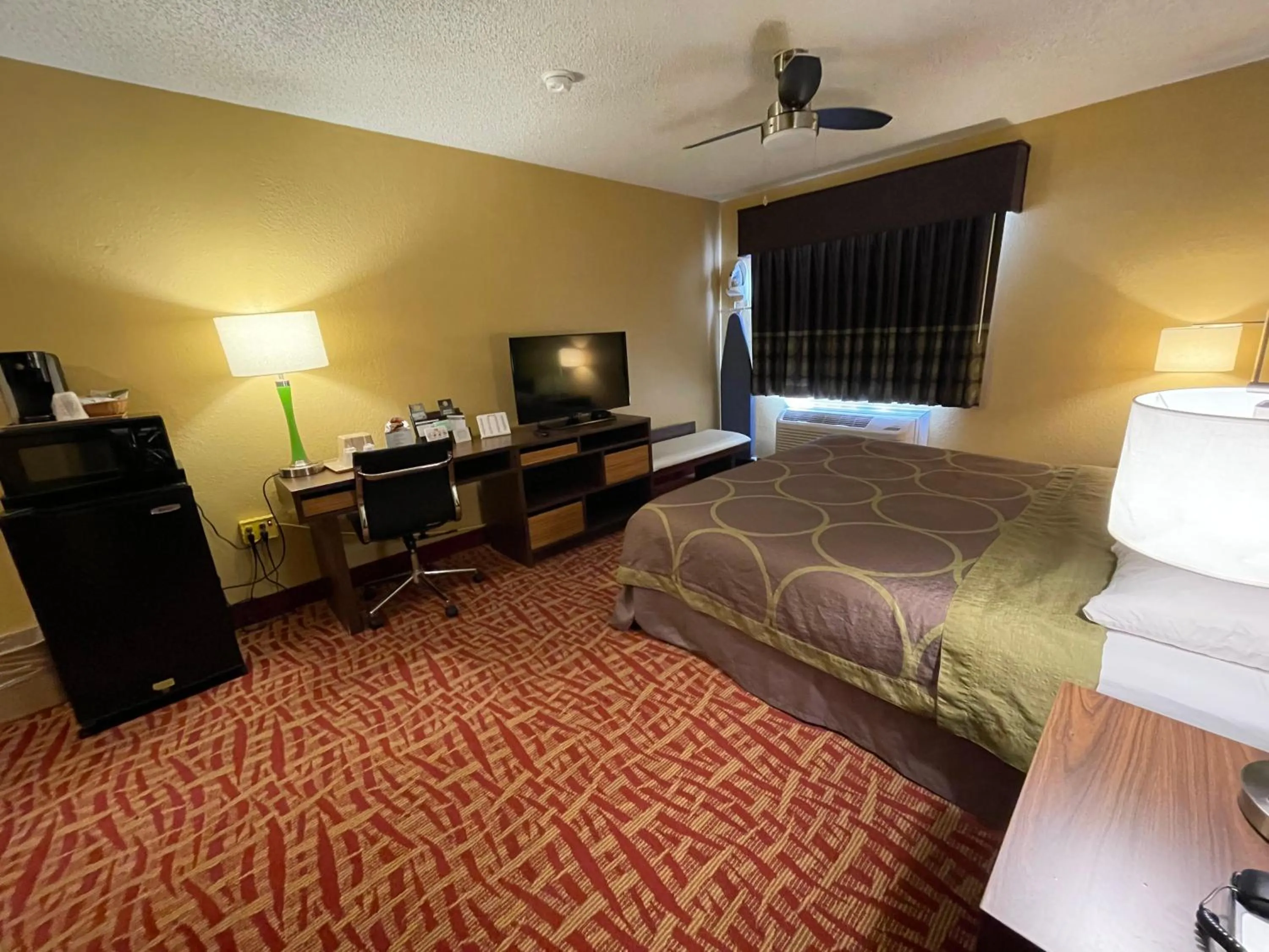 Living room, Bed in Super 8 by Wyndham Van Buren/Ft. Smith Area