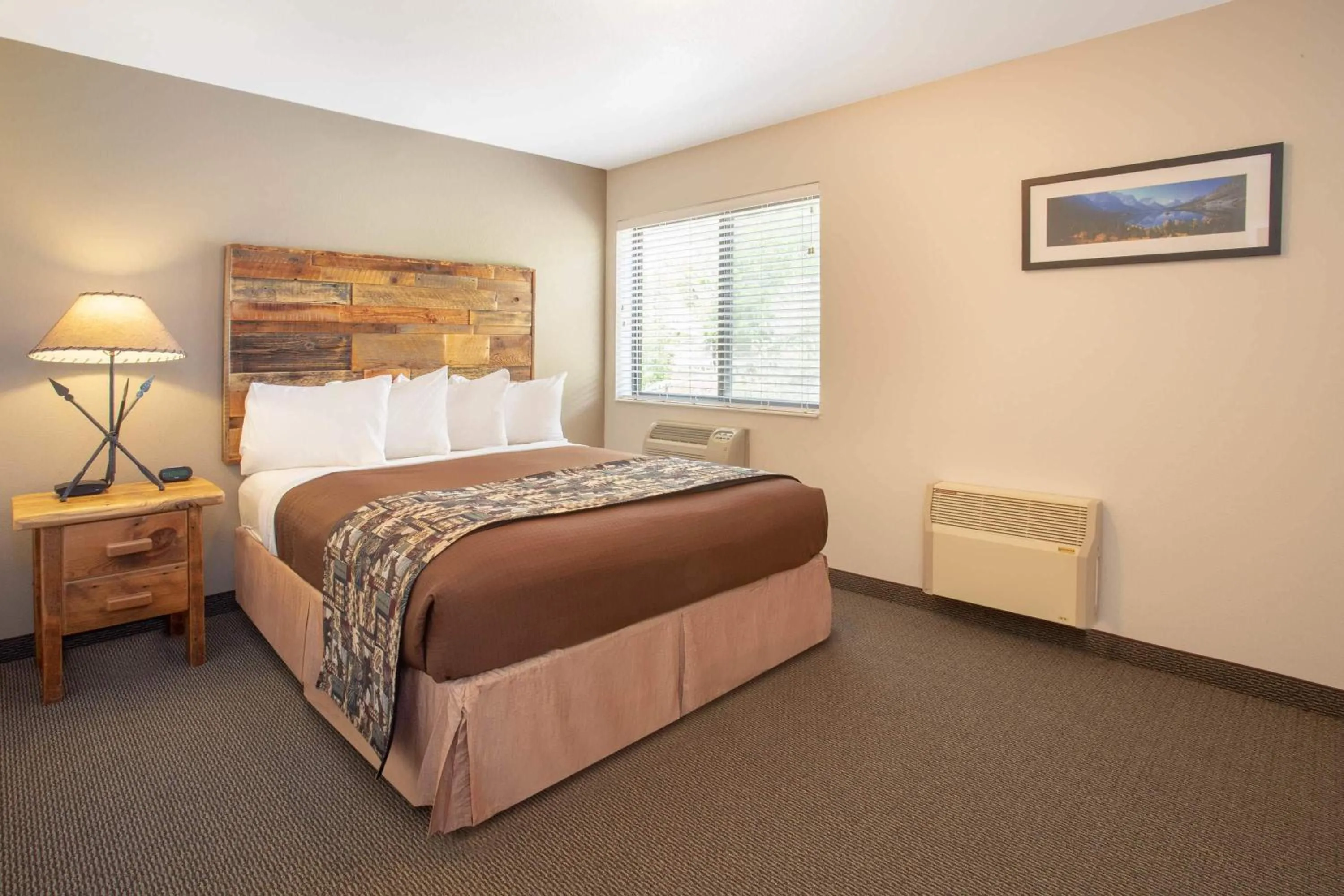 Photo of the whole room, Bed in Travelodge by Wyndham Gardiner Yellowstone Park North Entr