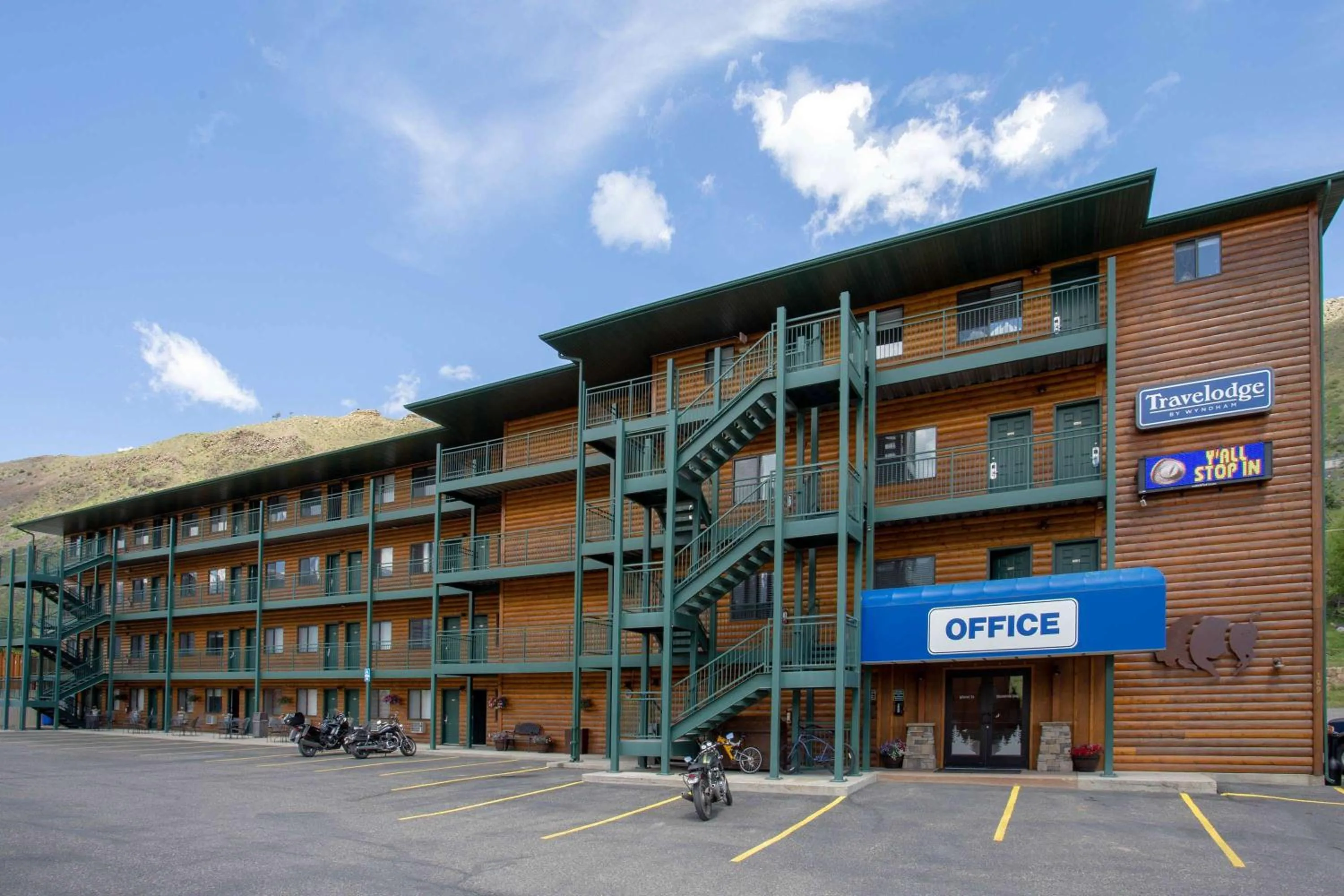 Property building in Travelodge by Wyndham Gardiner Yellowstone Park North Entr