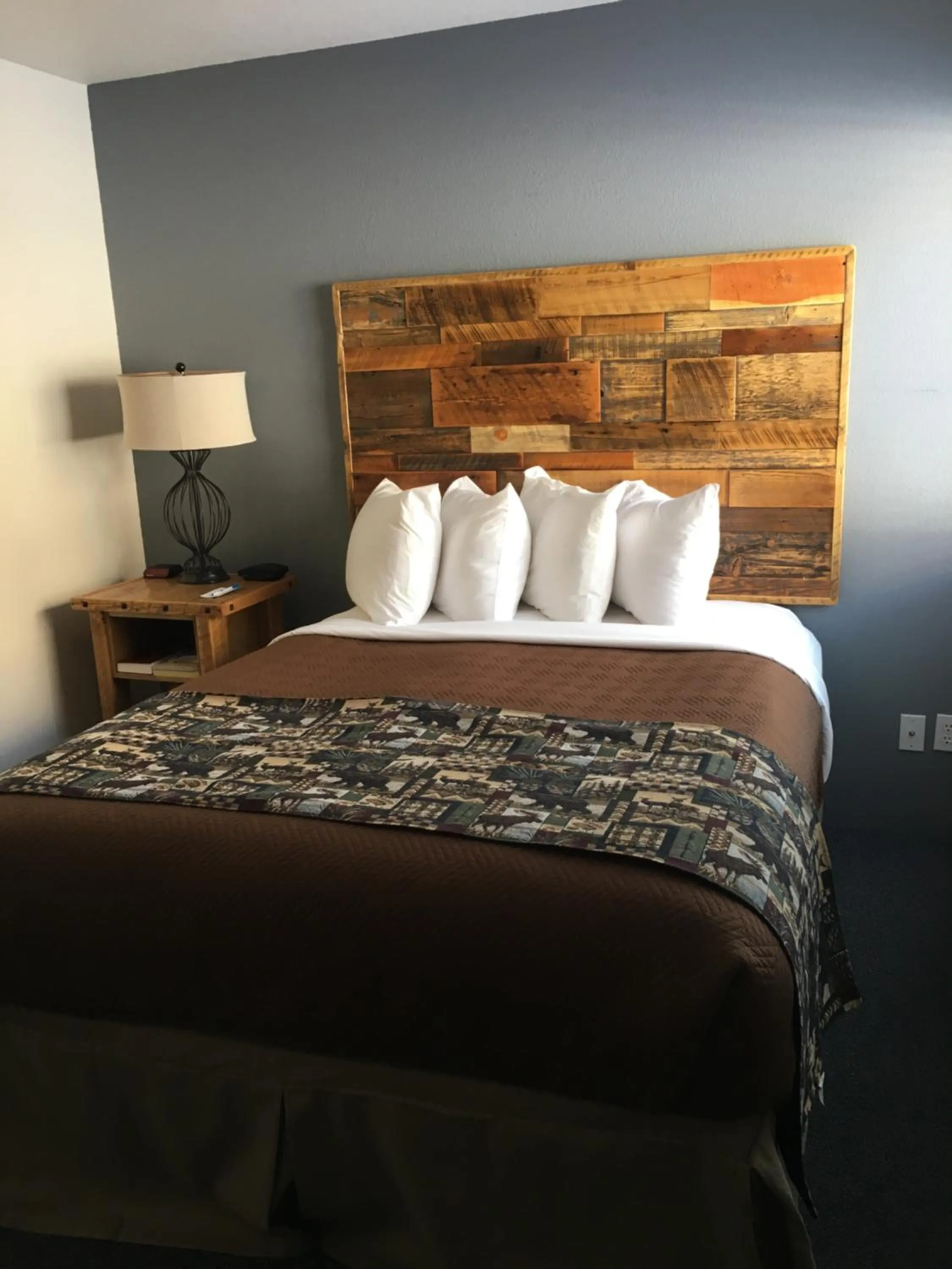 Bed in Travelodge by Wyndham Gardiner Yellowstone Park North Entr