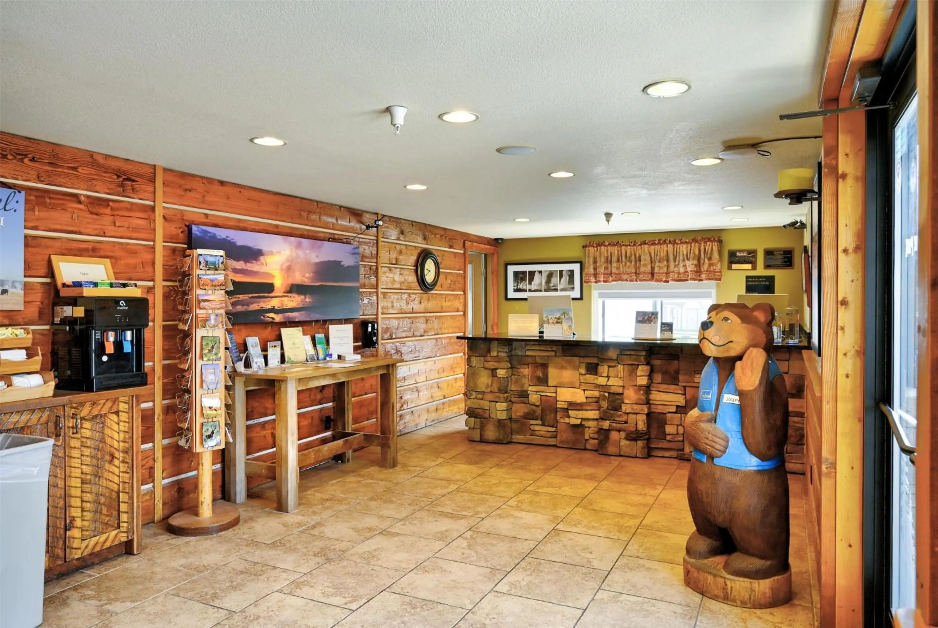 Lobby or reception in Travelodge by Wyndham Gardiner Yellowstone Park North Entr