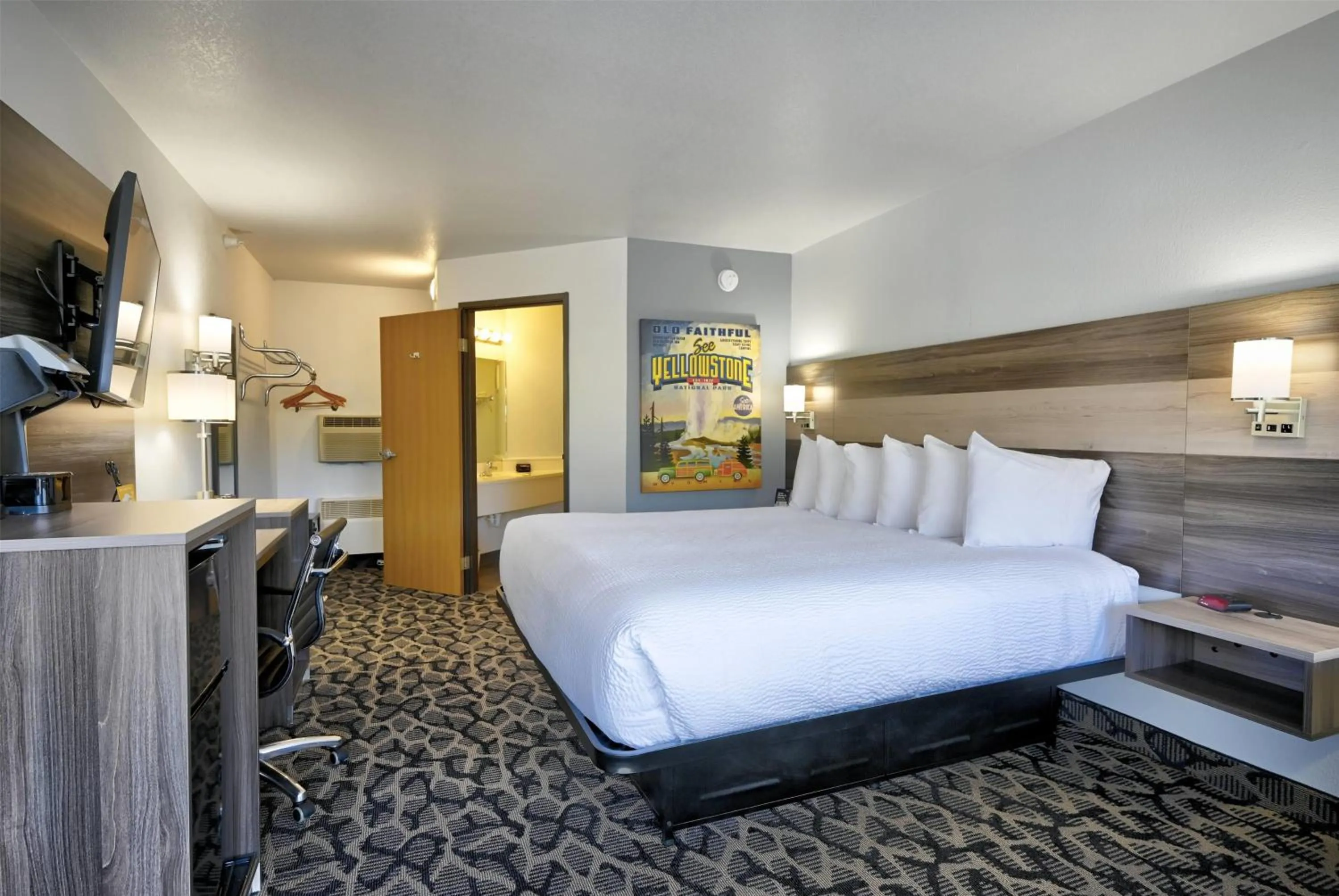 Photo of the whole room, Bed in Travelodge by Wyndham Gardiner Yellowstone Park North Entr