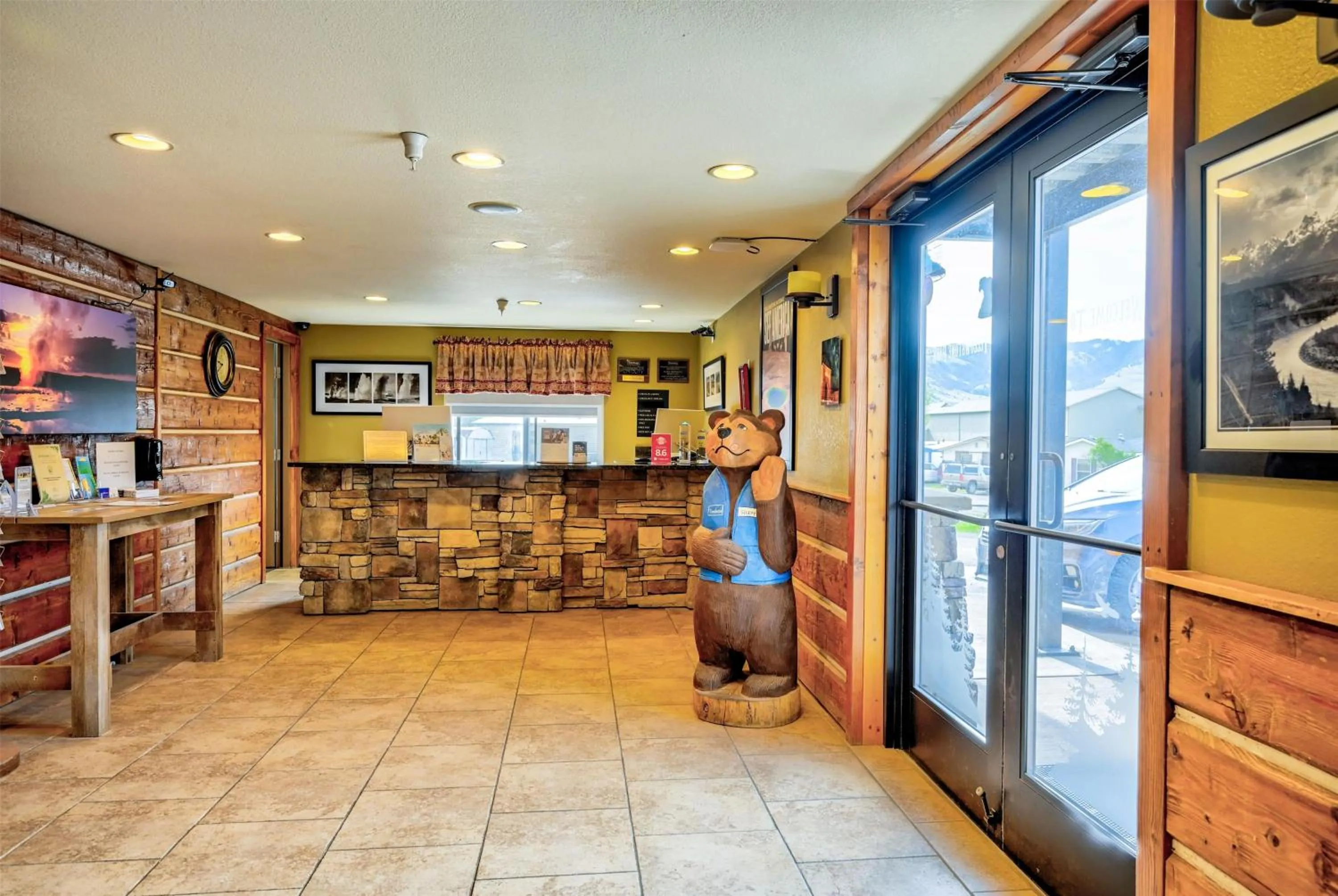 Lobby or reception in Travelodge by Wyndham Gardiner Yellowstone Park North Entr