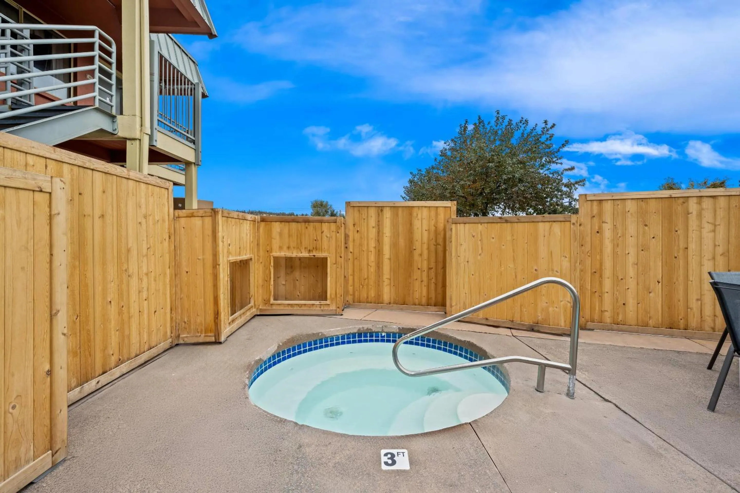 Swimming pool in Quality Inn