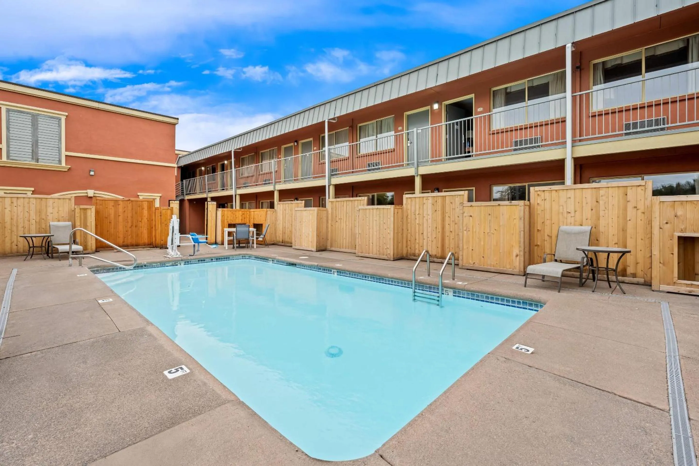 Swimming pool in Quality Inn