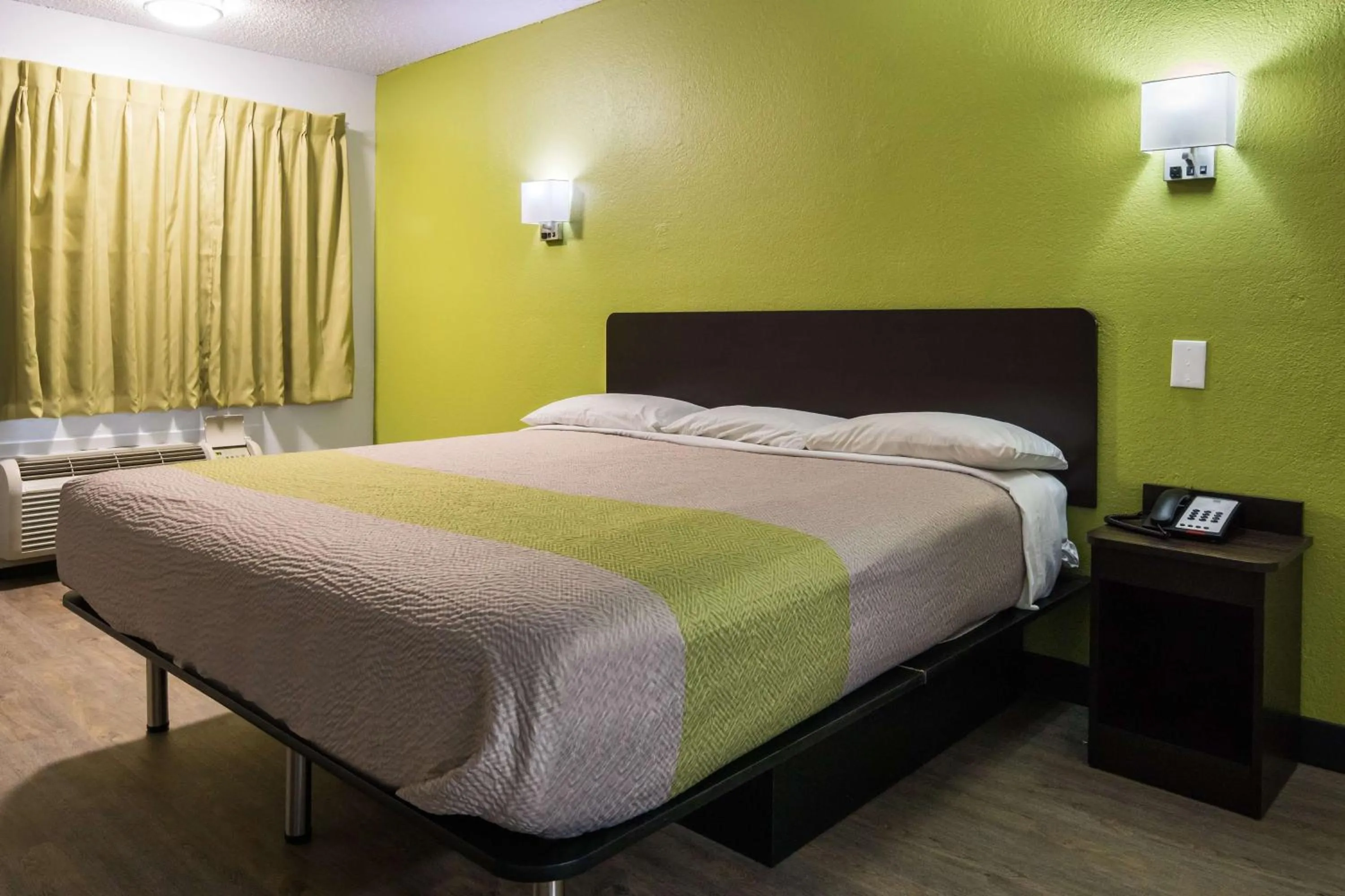 Photo of the whole room, Bed in Motel 6 Irving - Loop 12