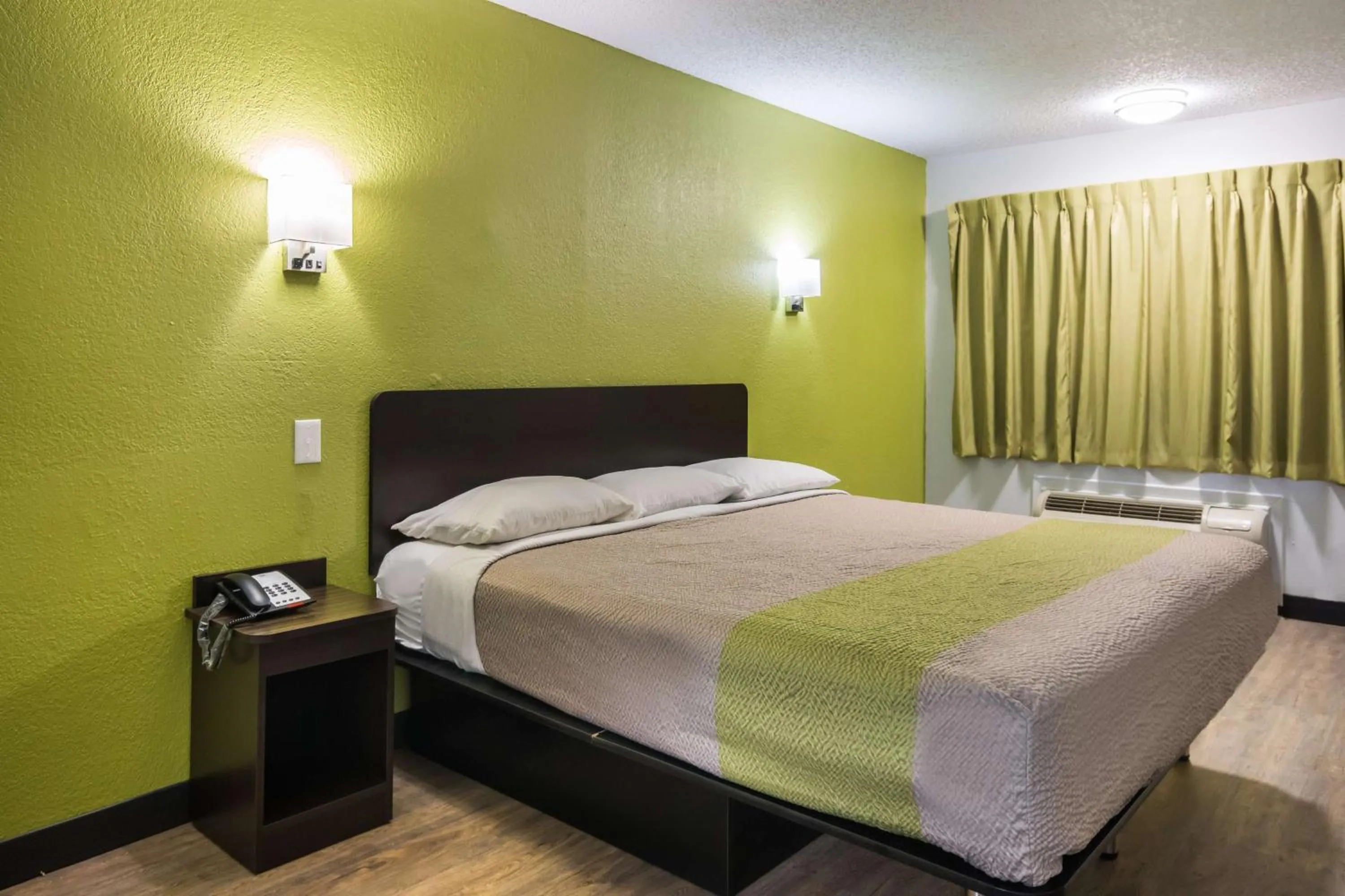 Photo of the whole room, Bed in Motel 6 Irving - Loop 12