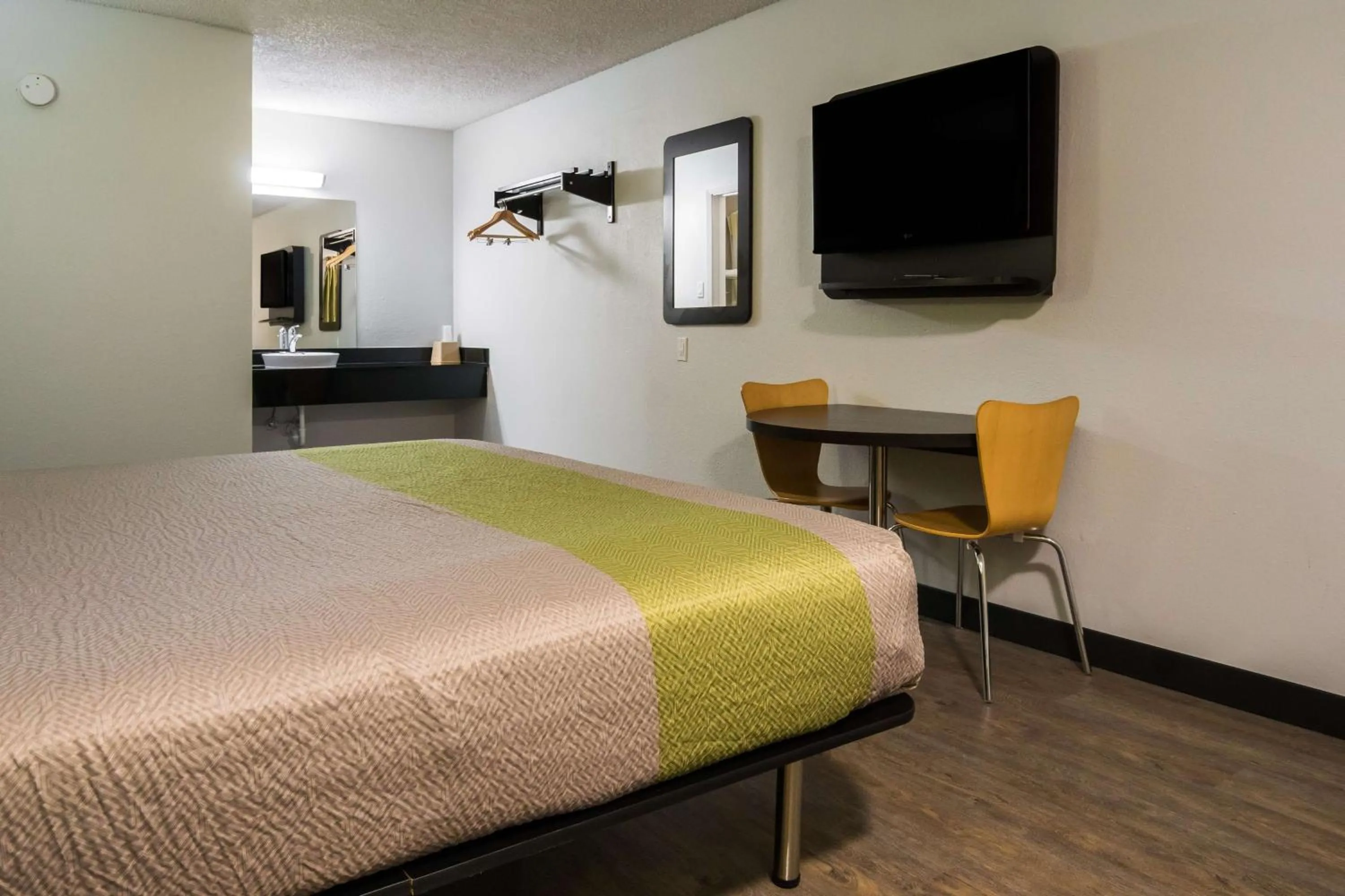 Photo of the whole room, Bed in Motel 6 Irving - Loop 12