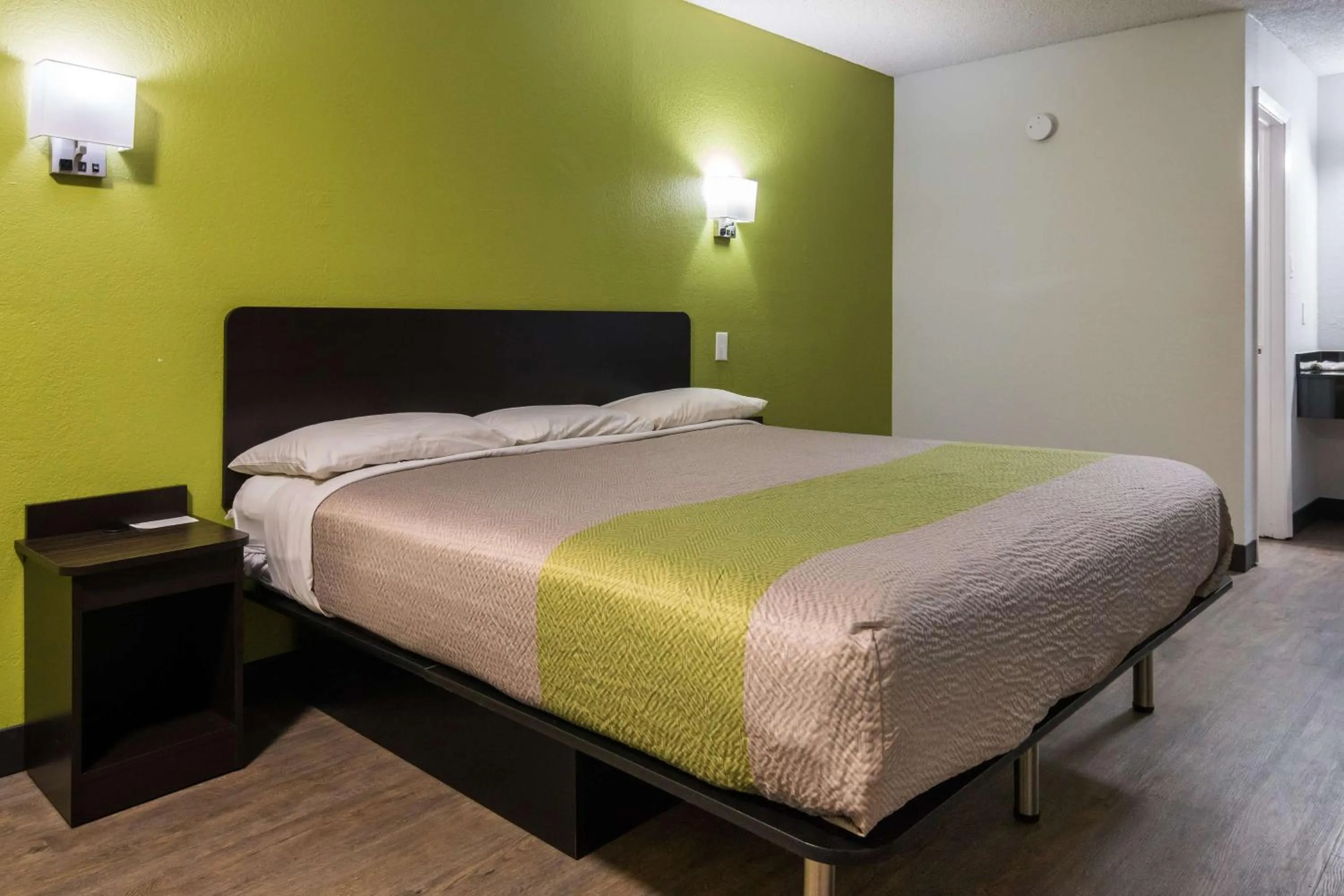 Photo of the whole room, Bed in Motel 6 Irving - Loop 12