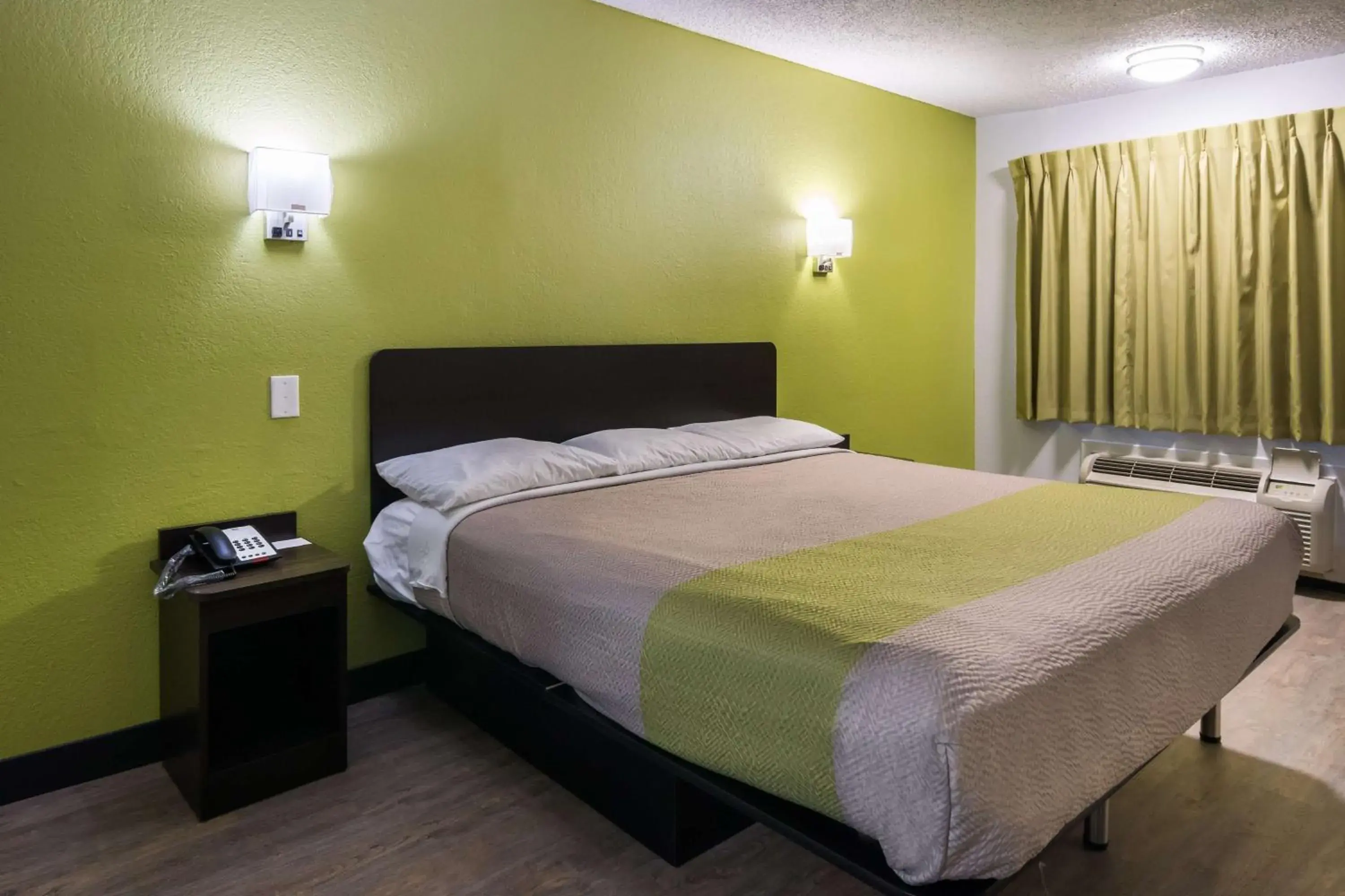 Deluxe King Room - Smoking in Motel 6 Irving - Loop 12 Deluxe King Room - Smoking in Motel 6 Irving - Loop 12