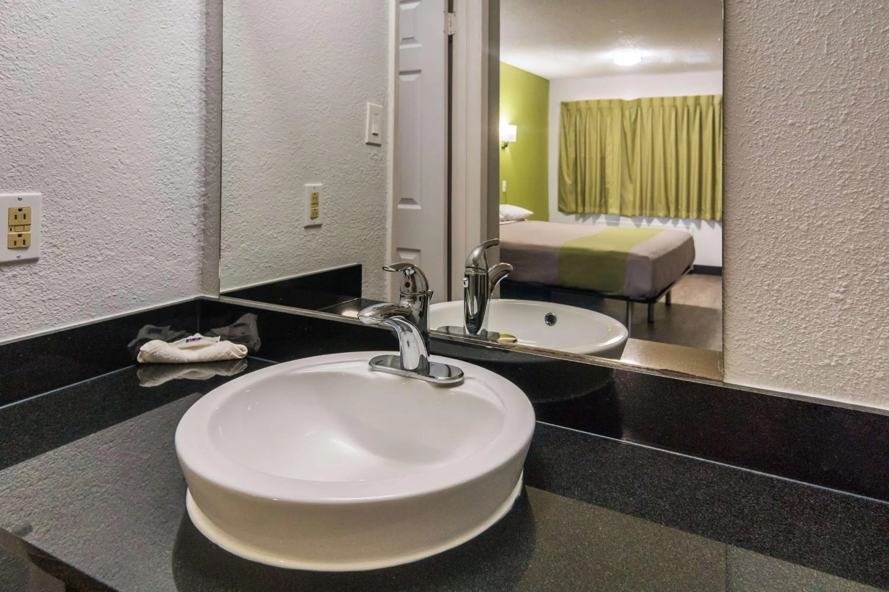 Bathroom, Bed in Motel 6 Irving - Loop 12