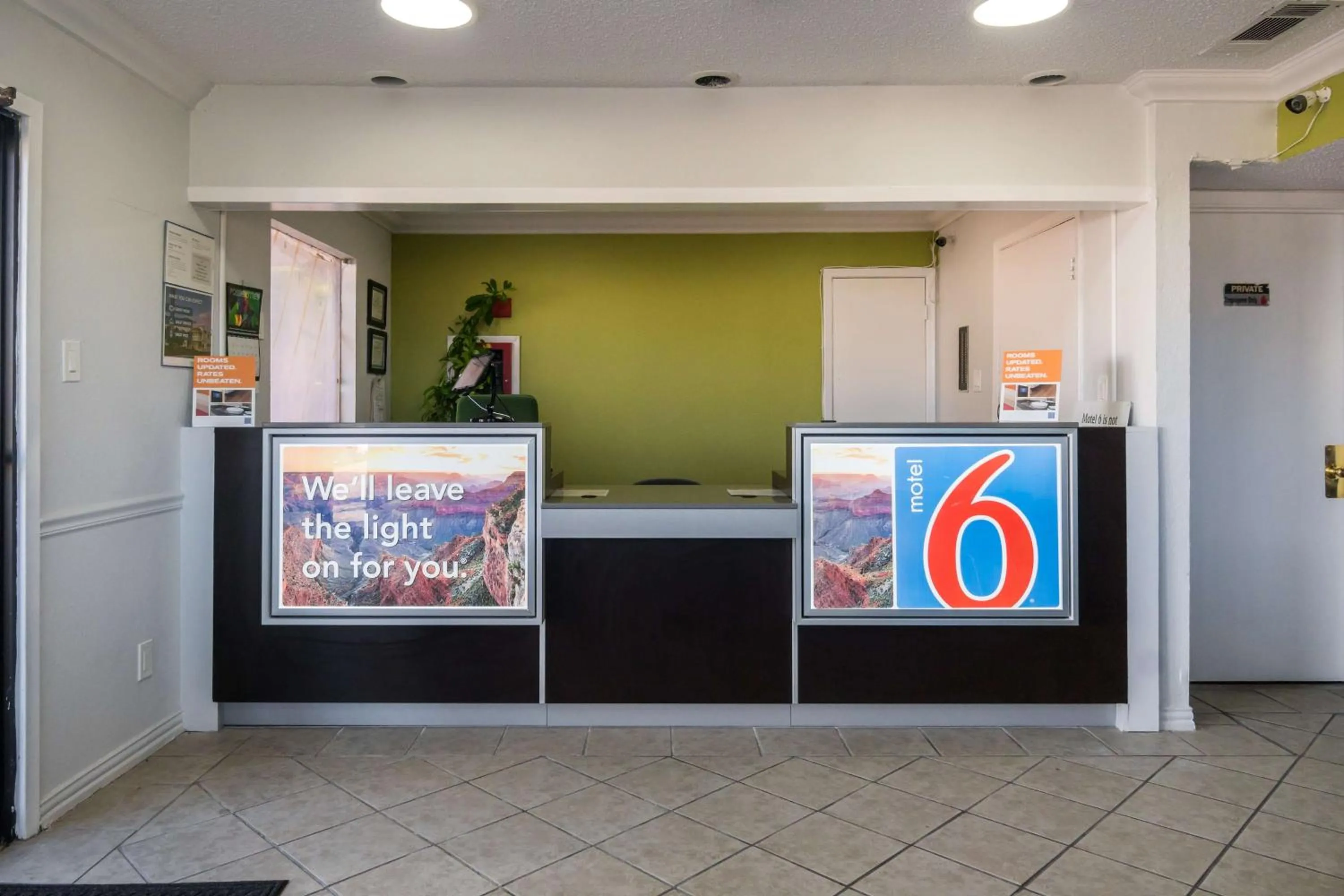 Lobby or reception in Motel 6 Irving - Loop 12