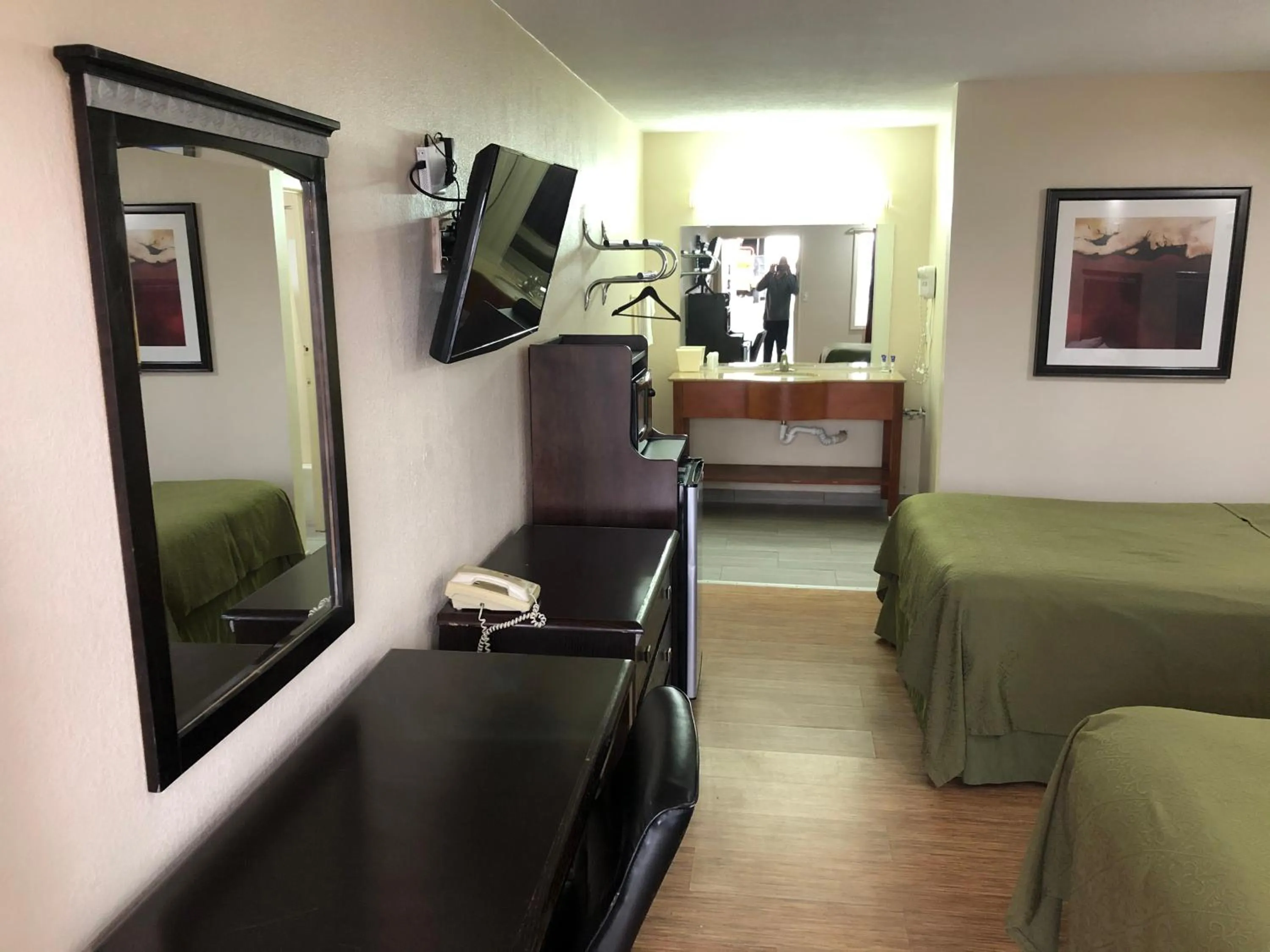 Bed in Crossroads Inn