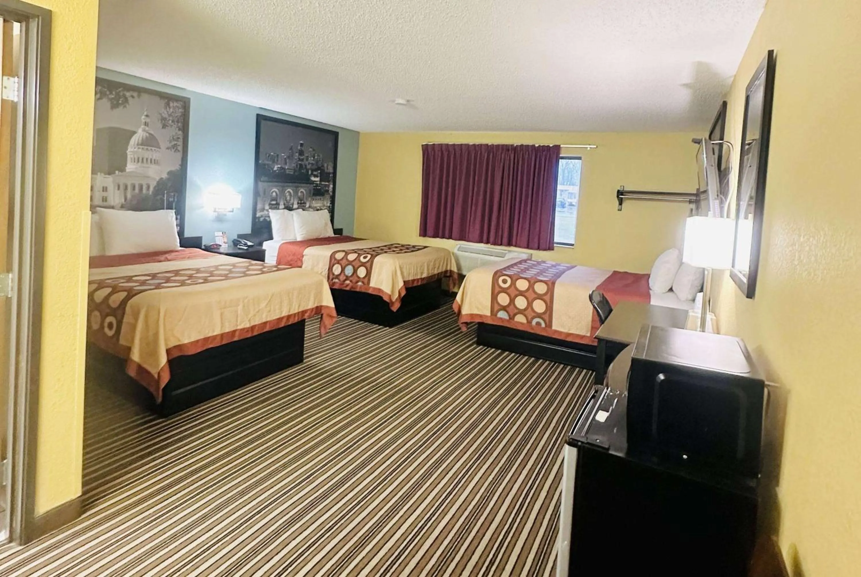 Photo of the whole room, Bed in Super 8 by Wyndham Warrenton