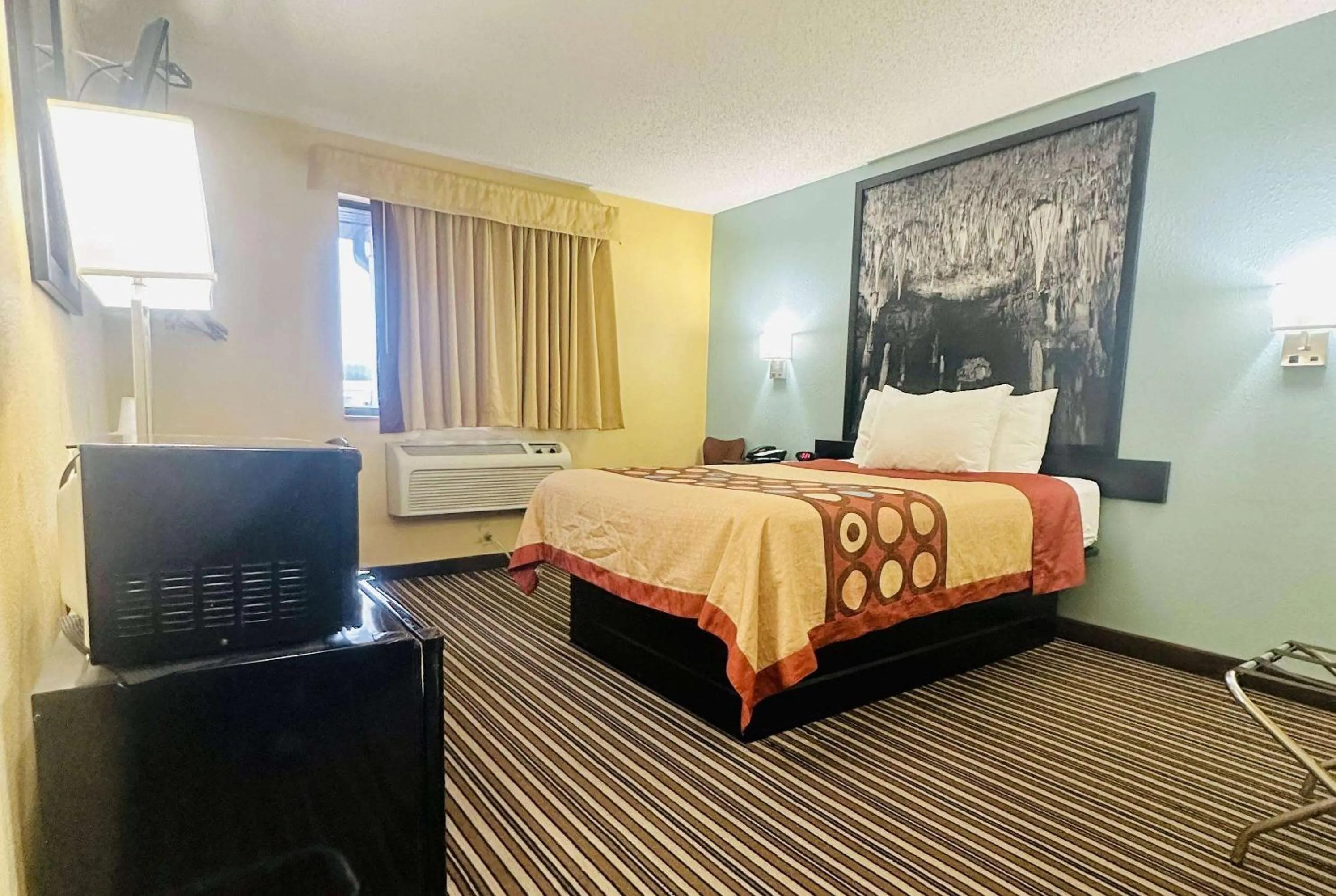 Photo of the whole room, Bed in Super 8 by Wyndham Warrenton