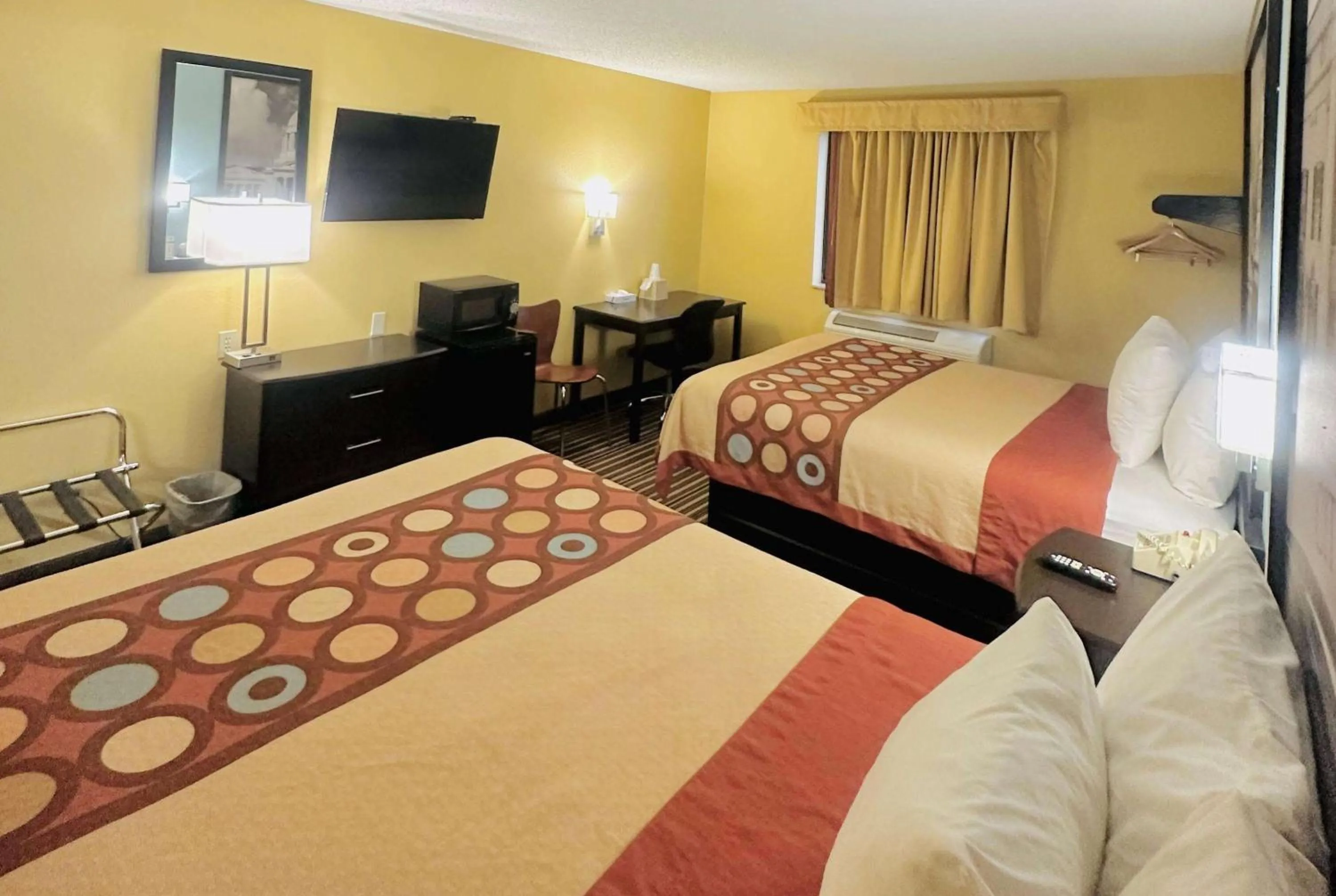 Photo of the whole room, Bed in Super 8 by Wyndham Warrenton