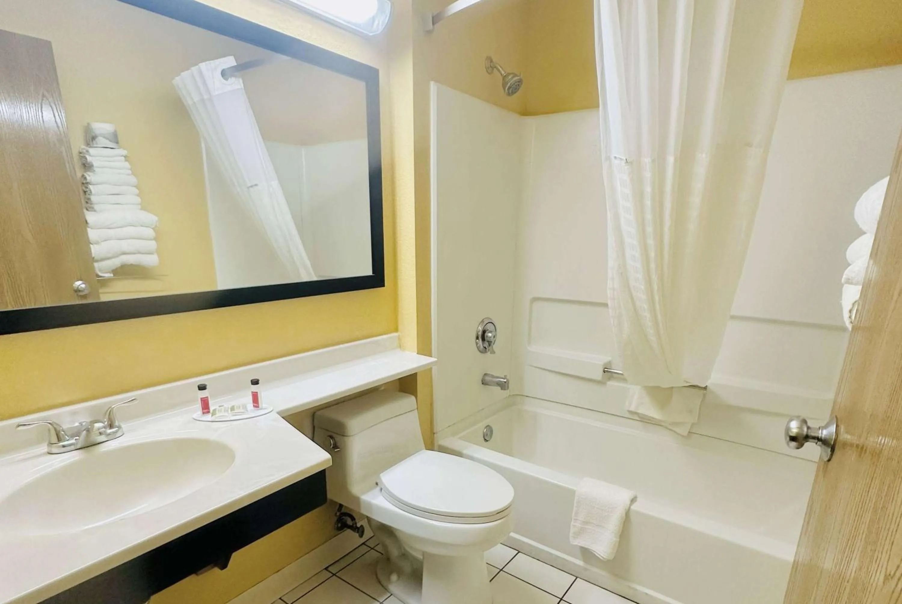 TV and multimedia in Super 8 by Wyndham Warrenton