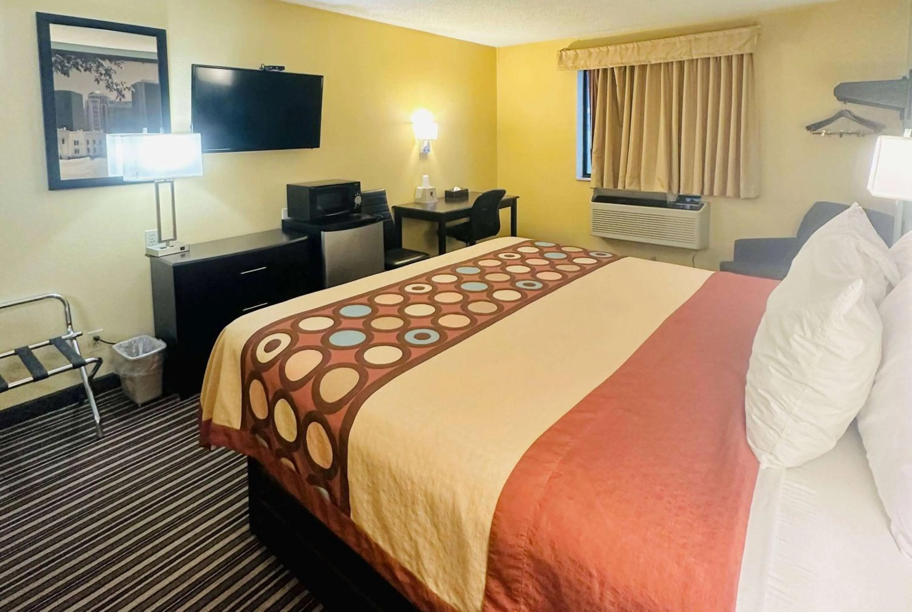 Photo of the whole room, Bed in Super 8 by Wyndham Warrenton