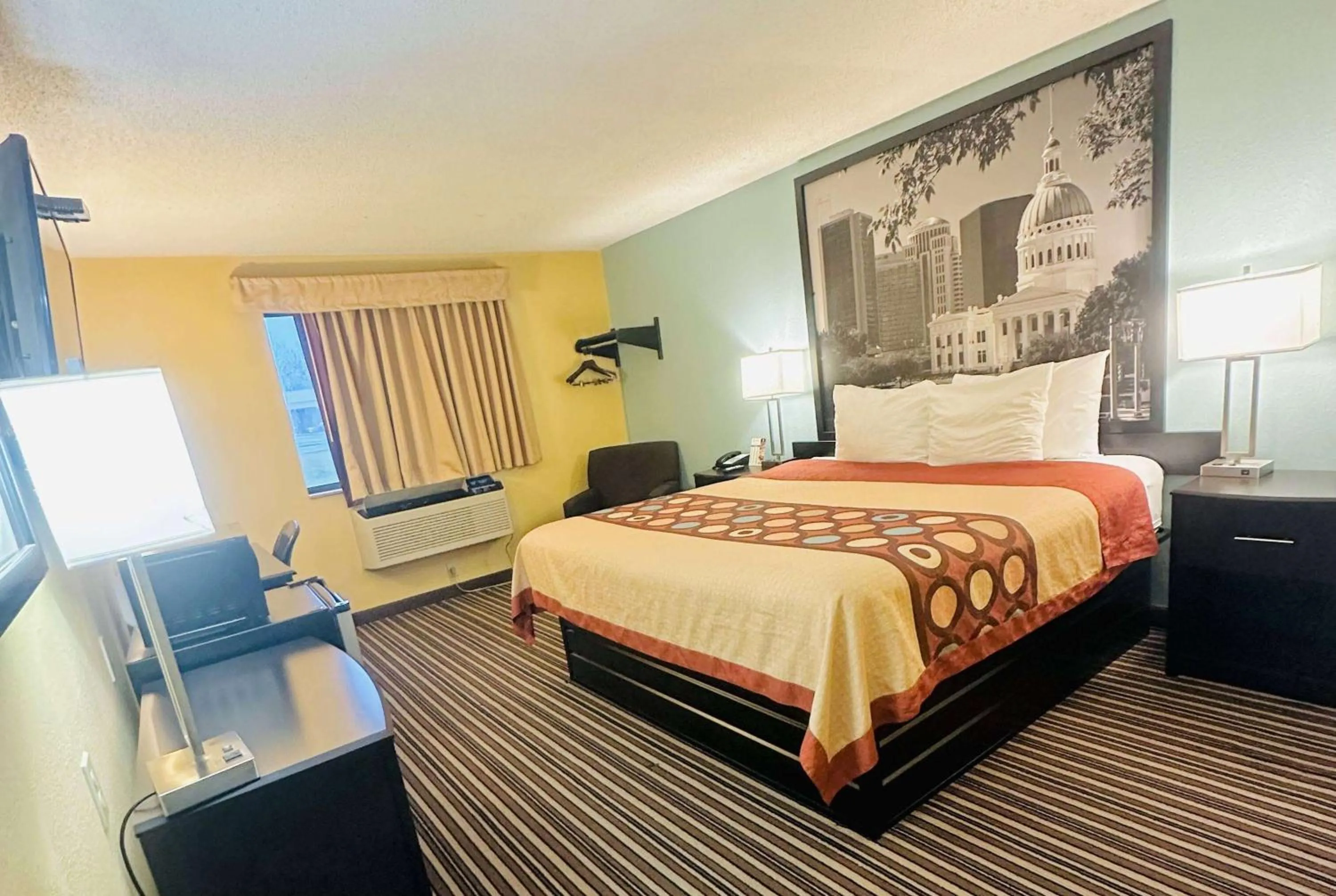 Photo of the whole room, Bed in Super 8 by Wyndham Warrenton