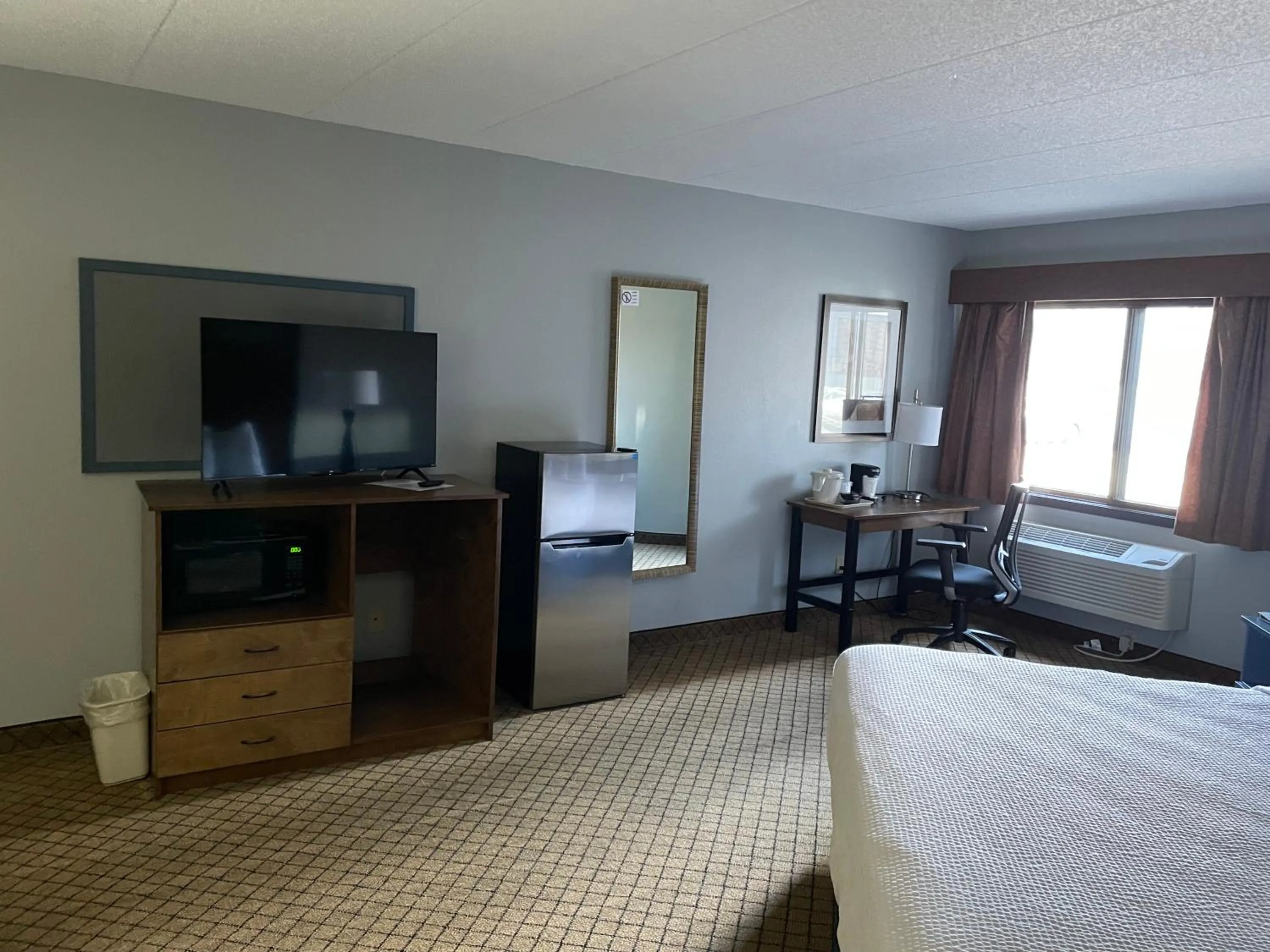 TV and multimedia, Bed in AmericInn by Wyndham Hartford WI